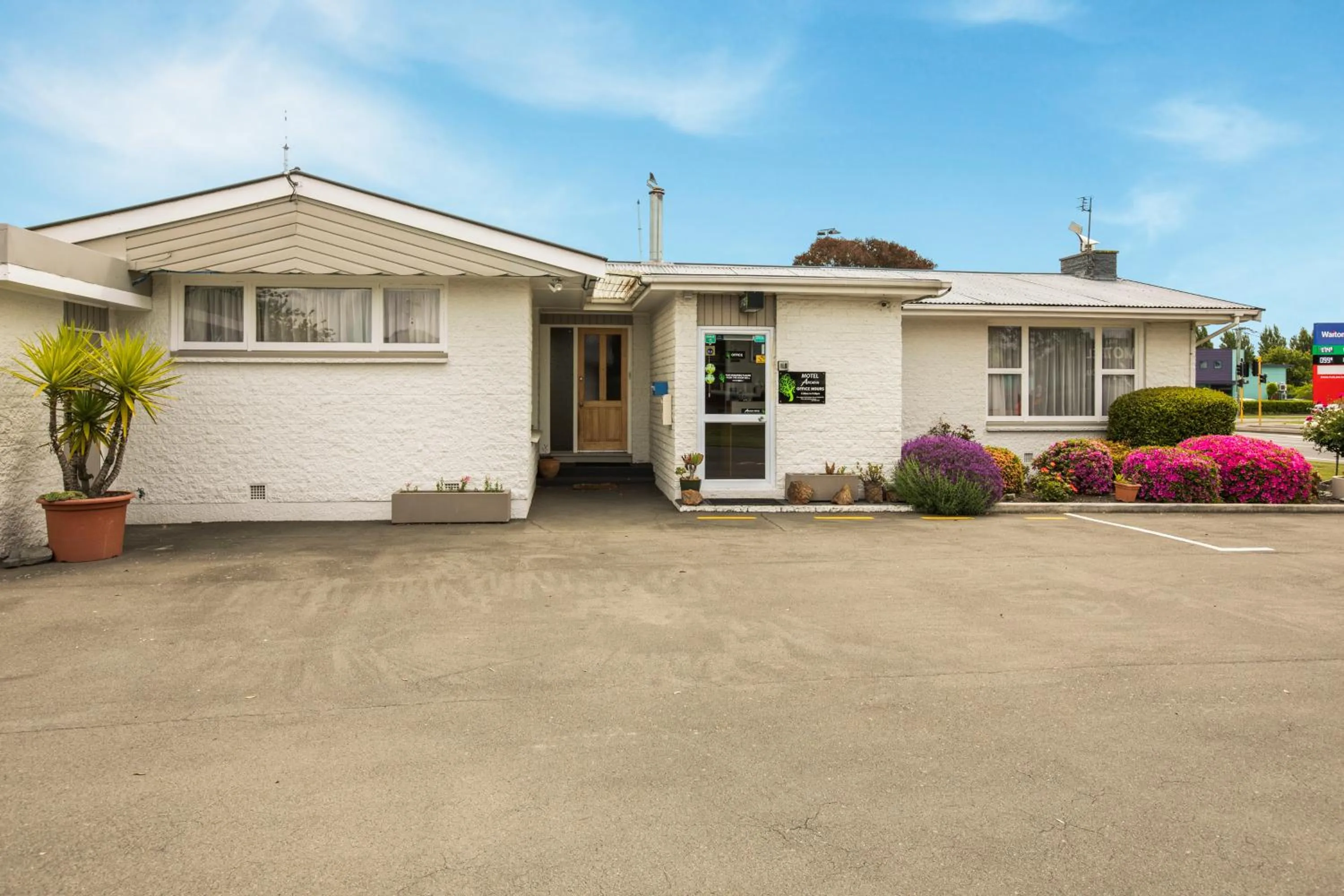 Facade/entrance in Arcadia Motel