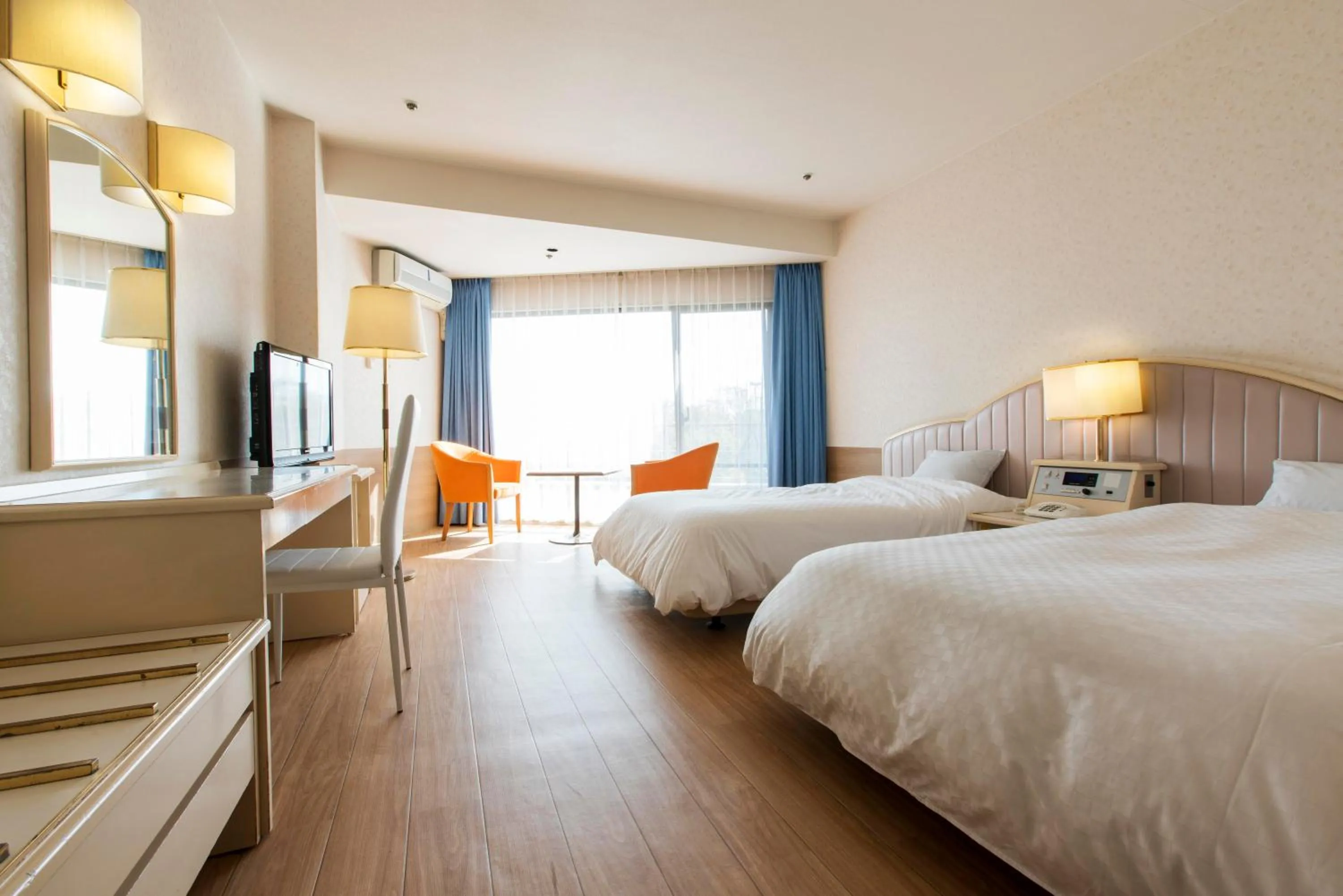 Photo of the whole room, Bed in Izu-Kogen Wan Wan Paradise Hotel & Cottage