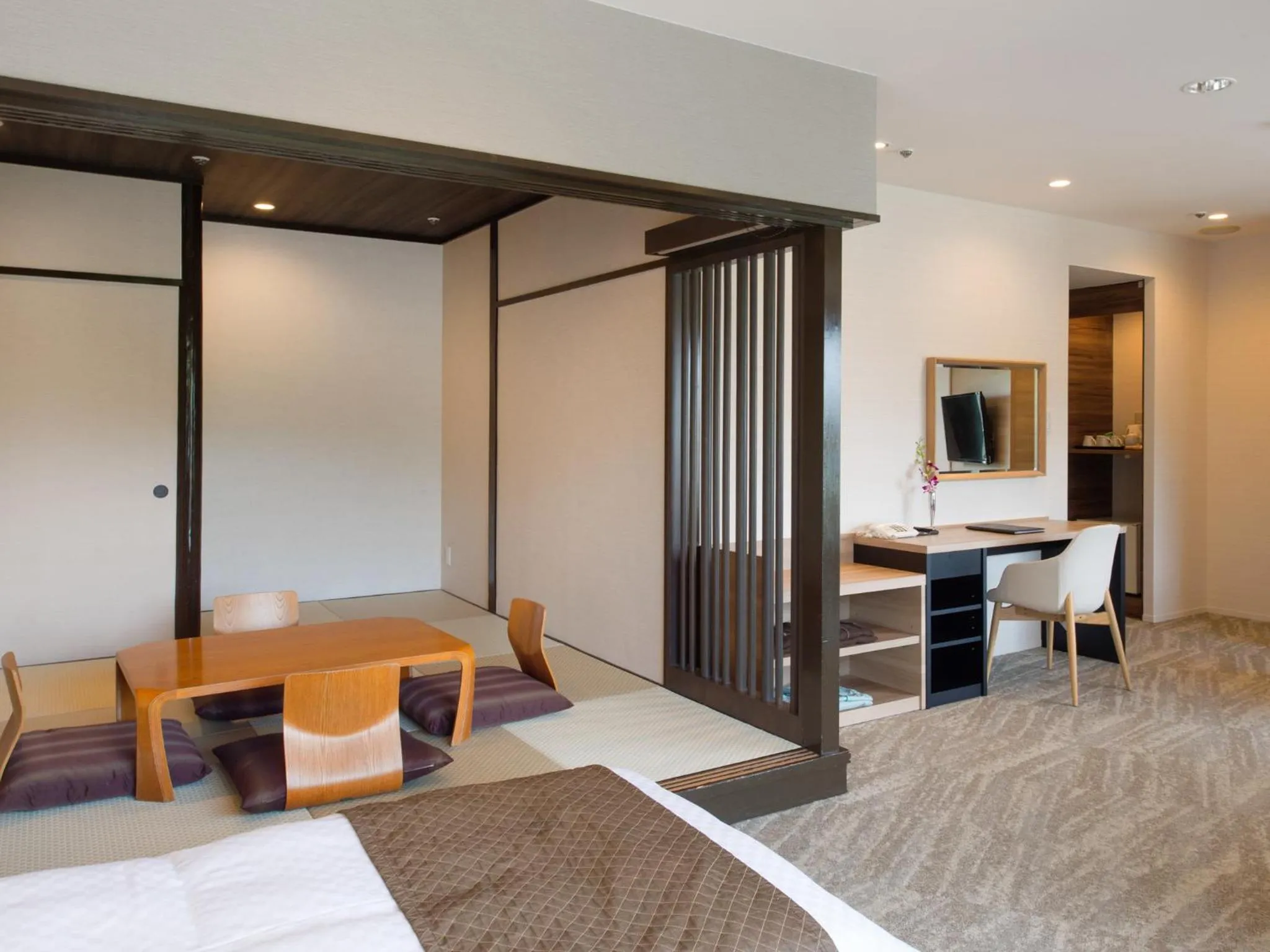 Living room, Bed in Izu-Kogen Wan Wan Paradise Hotel & Cottage