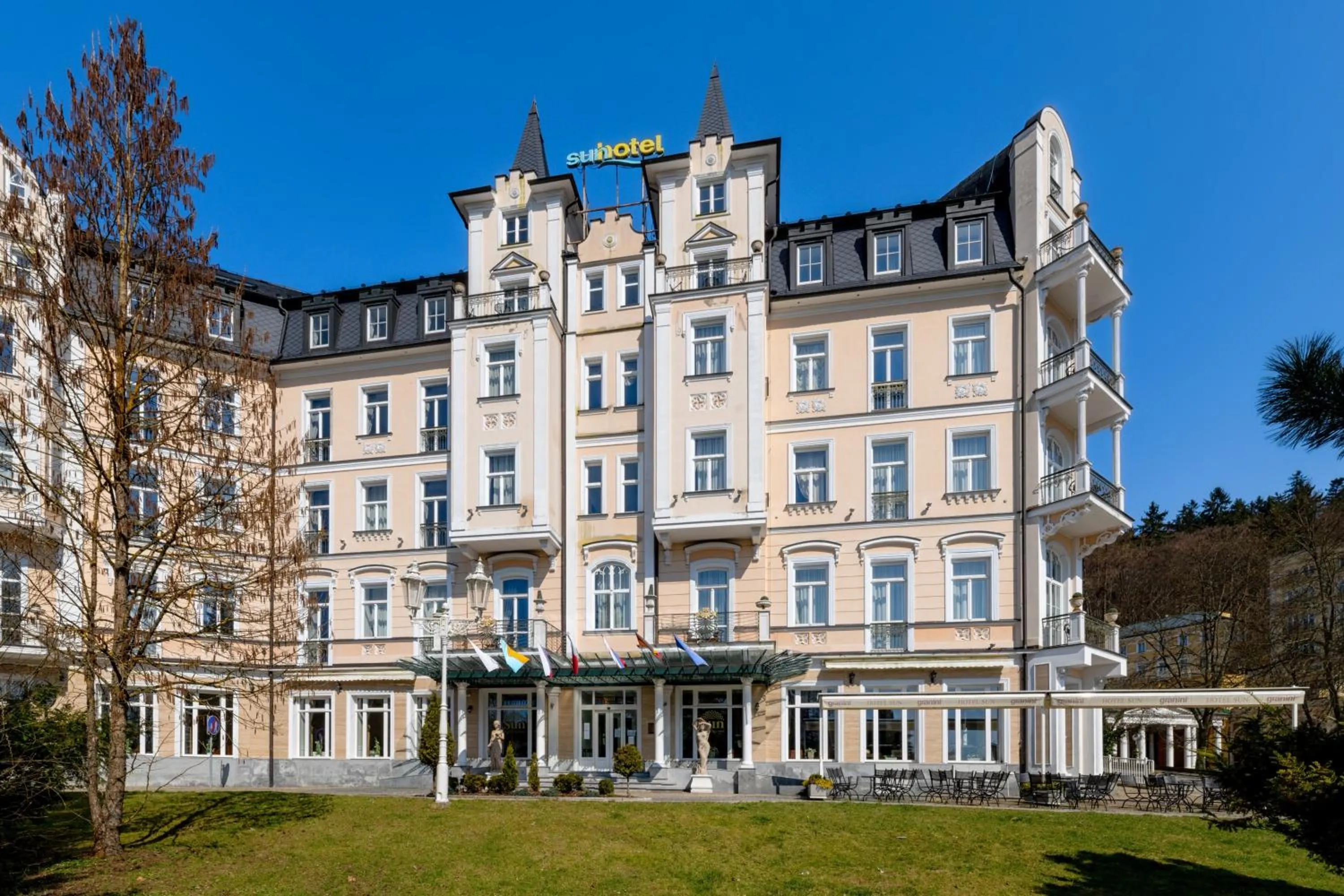 Property building in Sun Palace Wellness Hotel