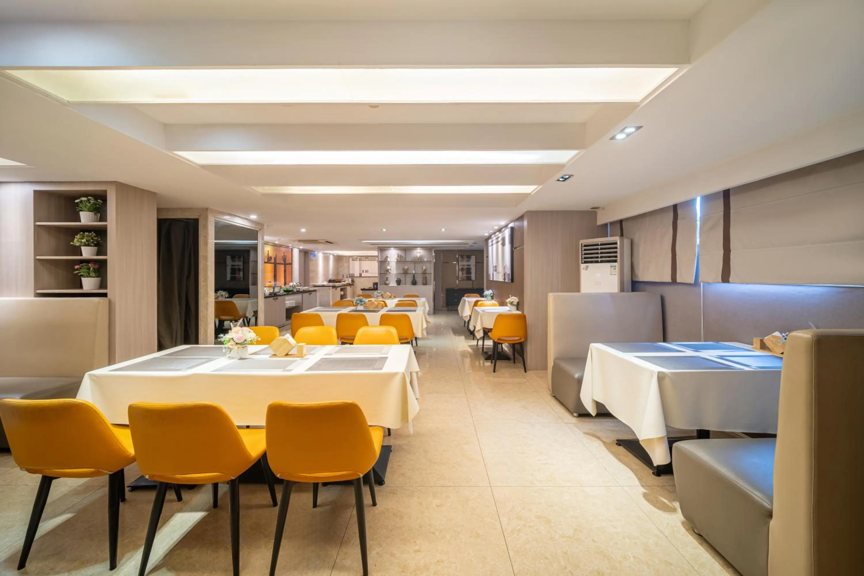 Dining area in Foshan Poltton International Serviced Apartment