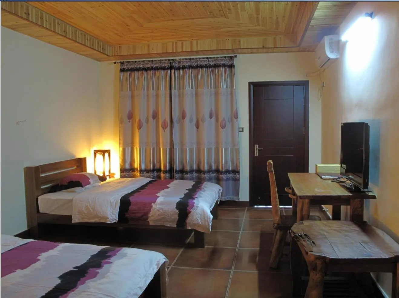 Photo of the whole room, Bed in Longji Holiday Hotel
