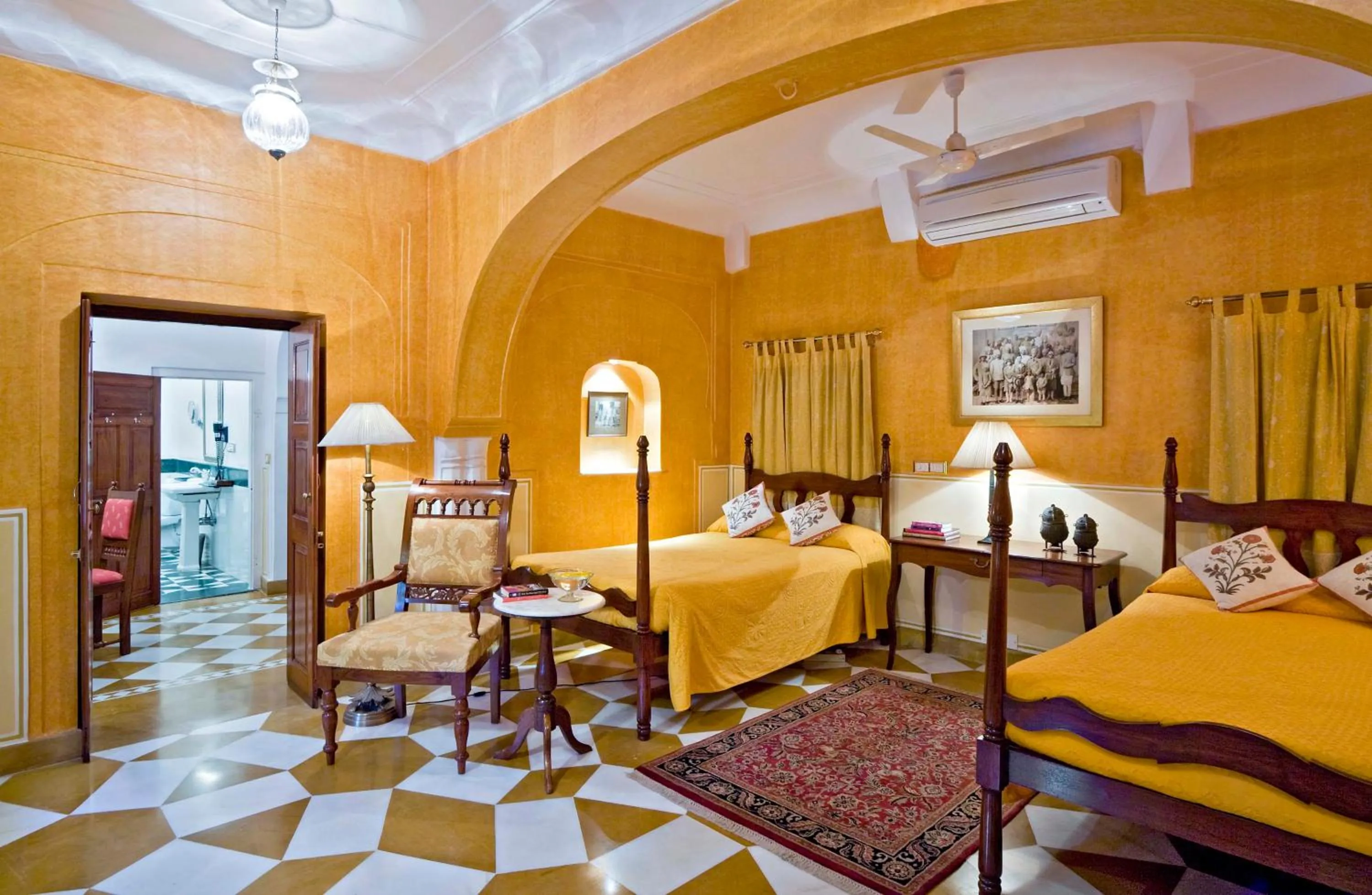 Bed in Samode Haveli