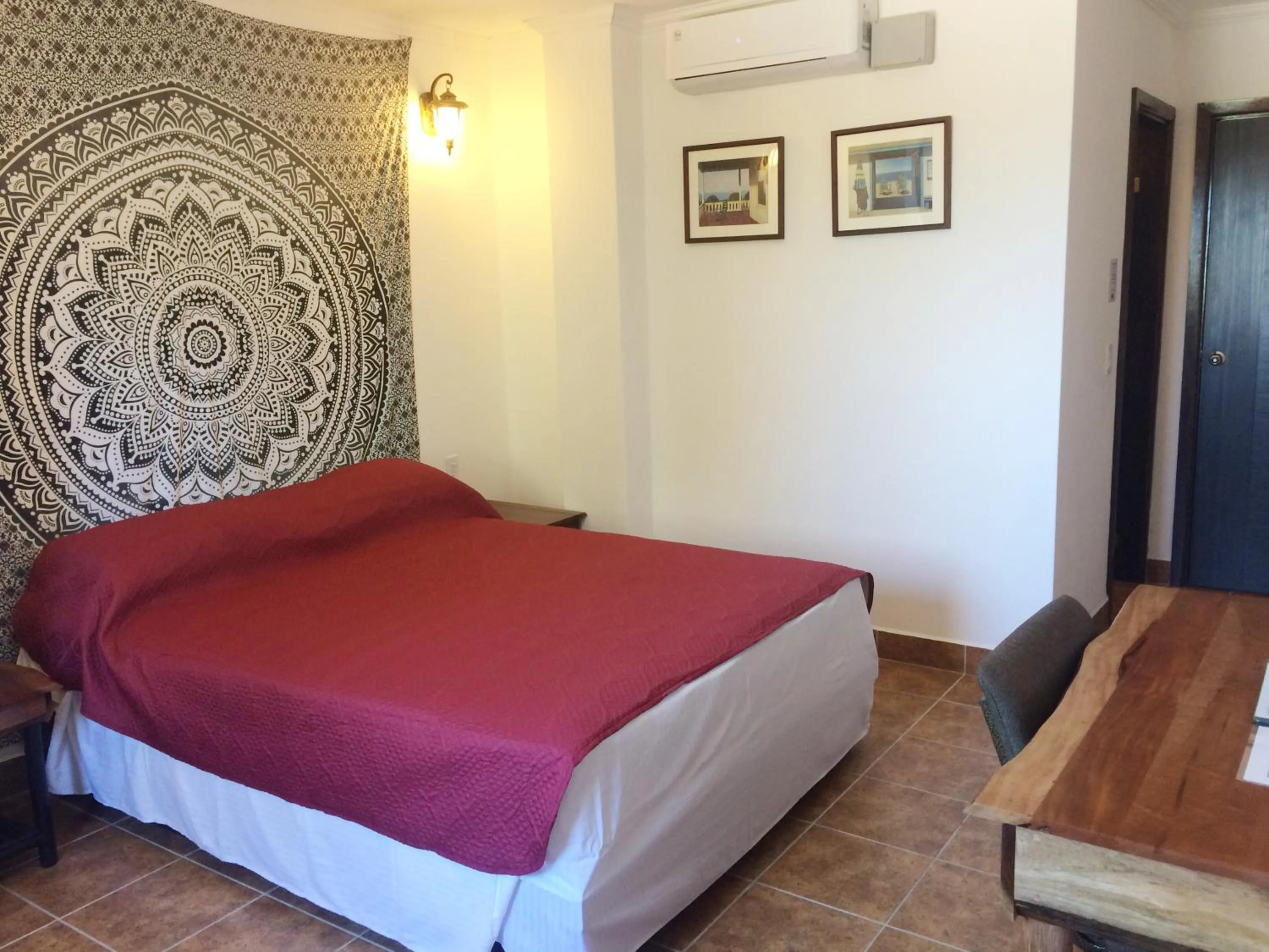 Bedroom, Bed in Easy Inn Hotel