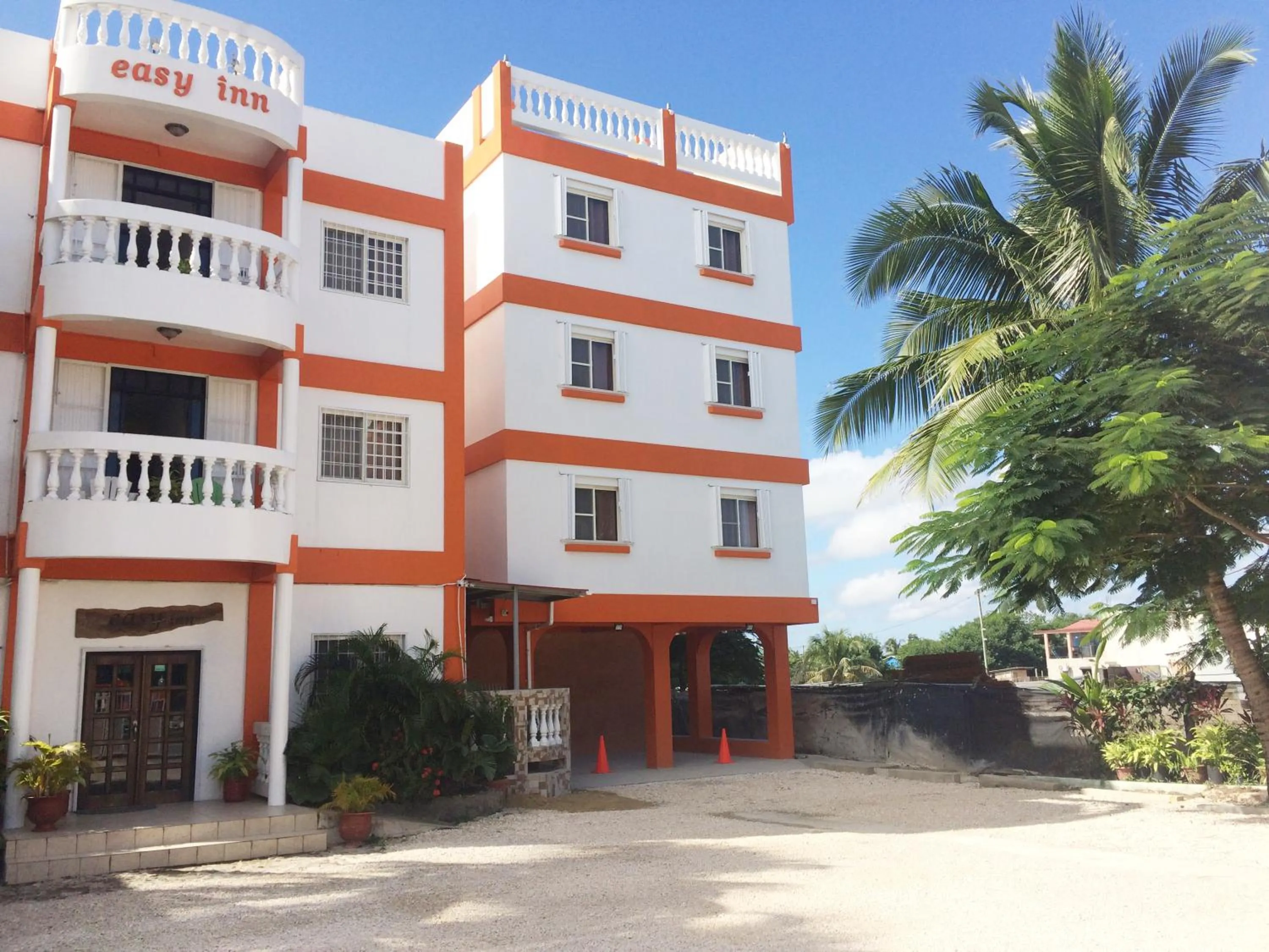 Property building in Easy Inn Hotel