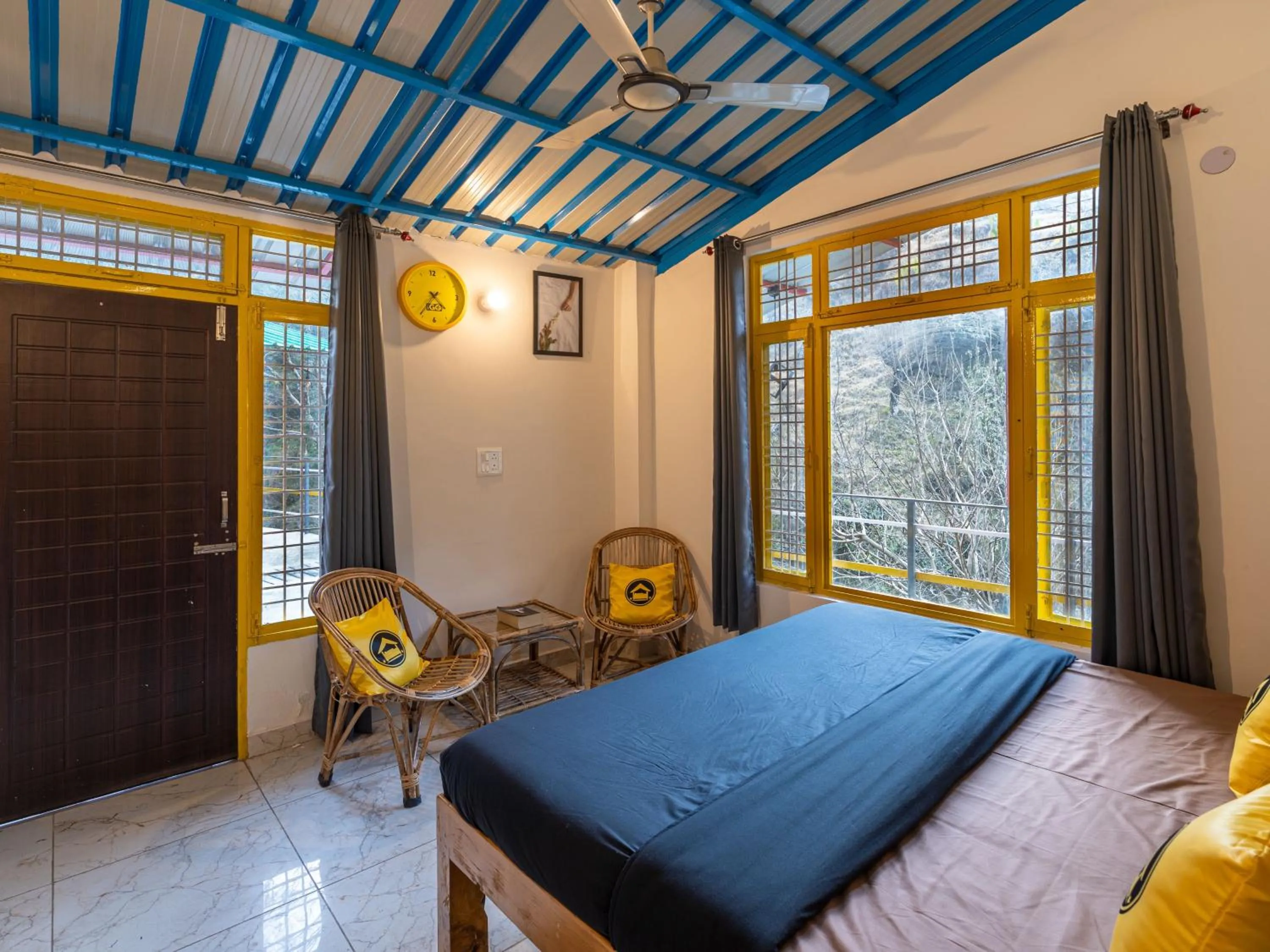 Living room, Bed in The Hosteller Mussoorie By the Streamside, Kempty