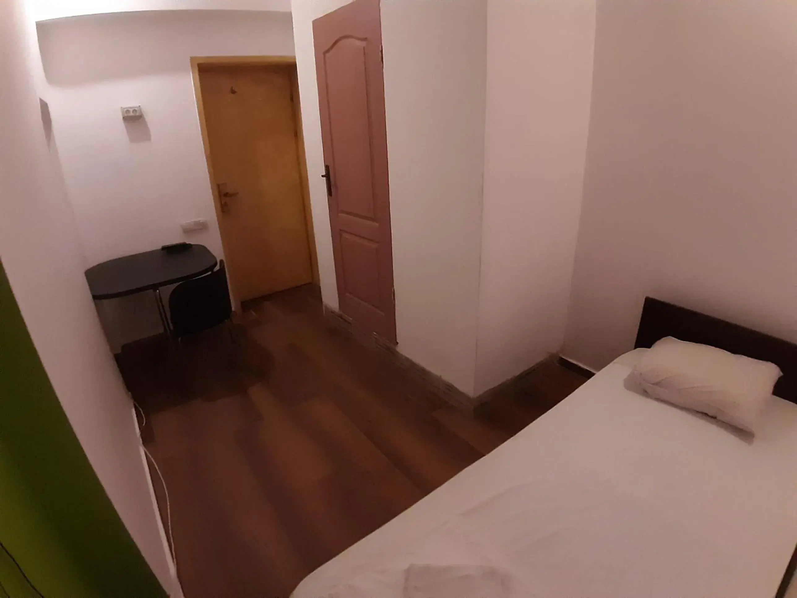 Single Room with Private Bathroom in Central Accommodation budget by HR Single Room with Private Bathroom in Central Accommodation budget by HR