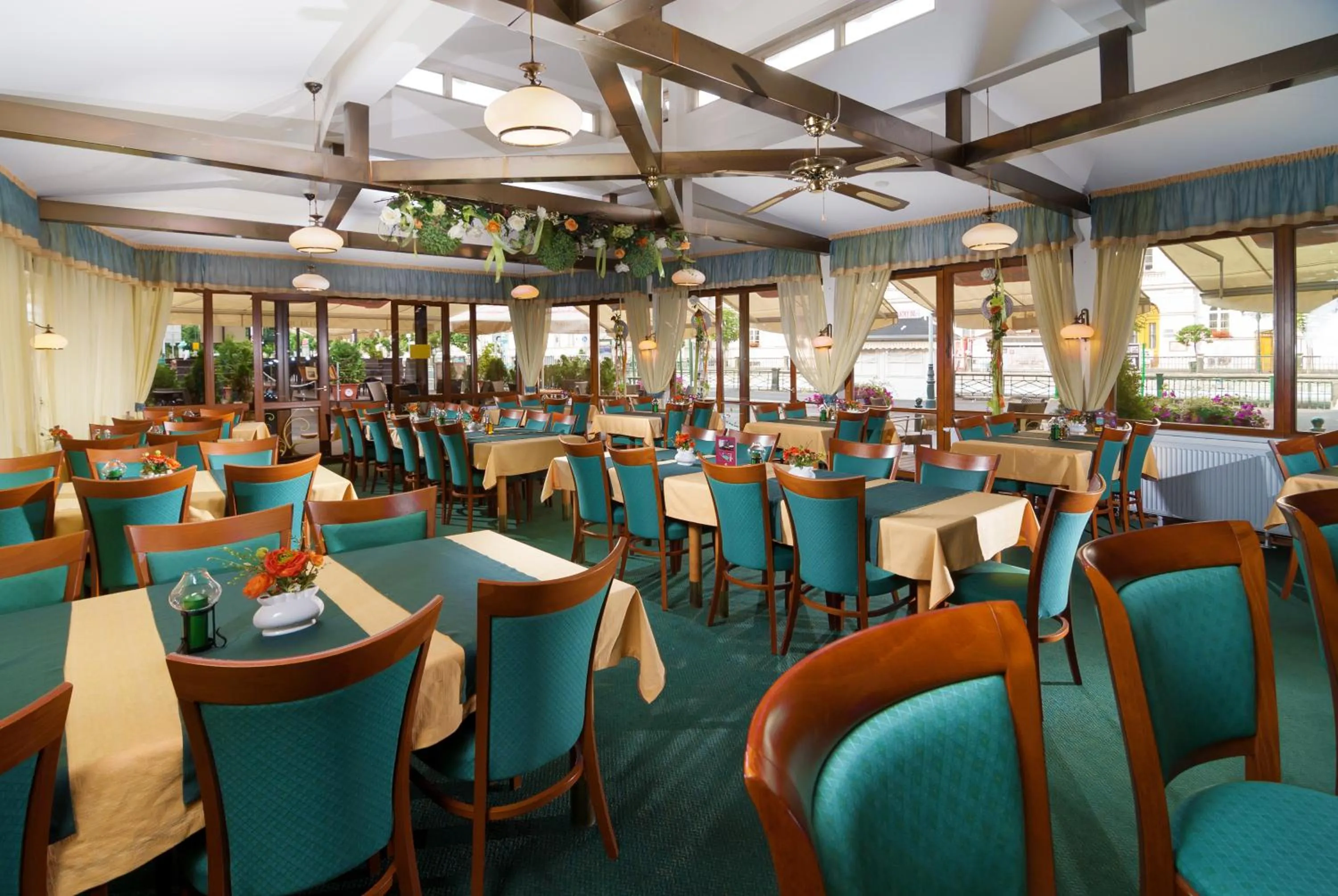 Restaurant/places to eat in Hotel Ruze