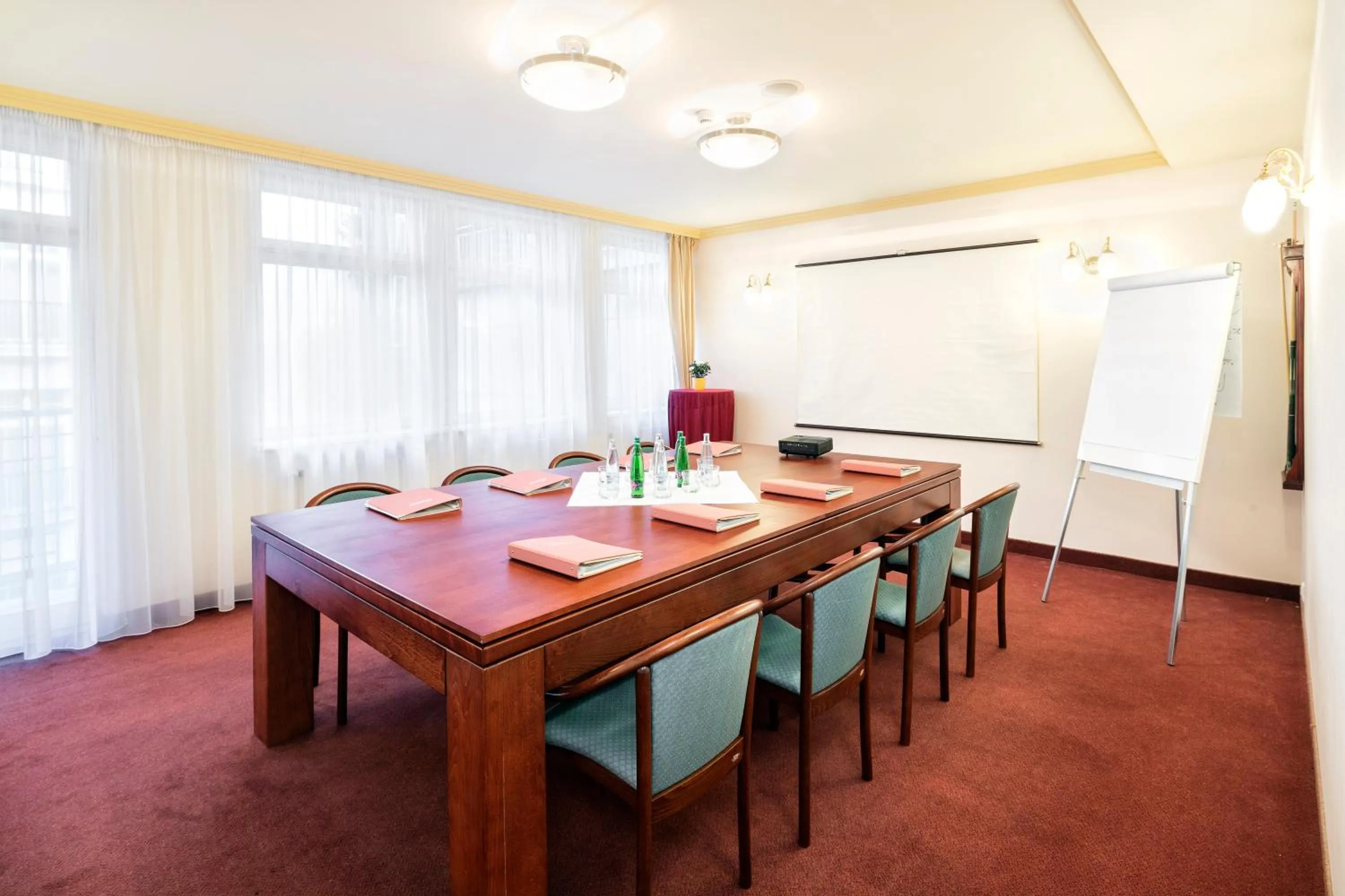 Communal lounge/ TV room in Interhotel Central