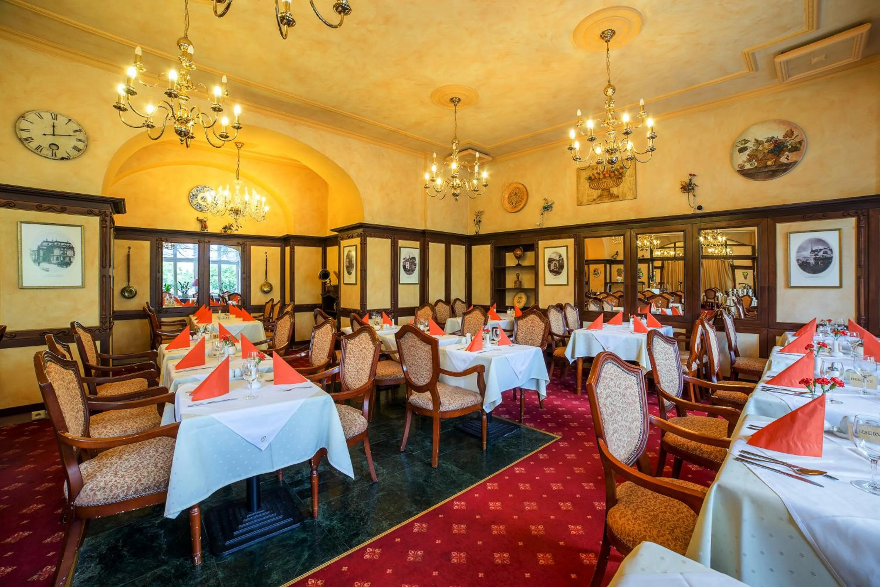 Restaurant/places to eat in Interhotel Central