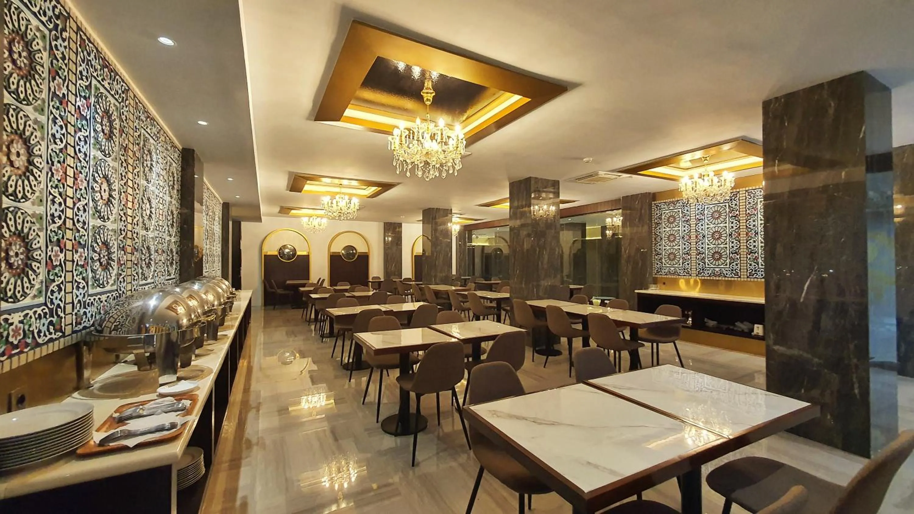 Restaurant/places to eat in Hotel Rasamala