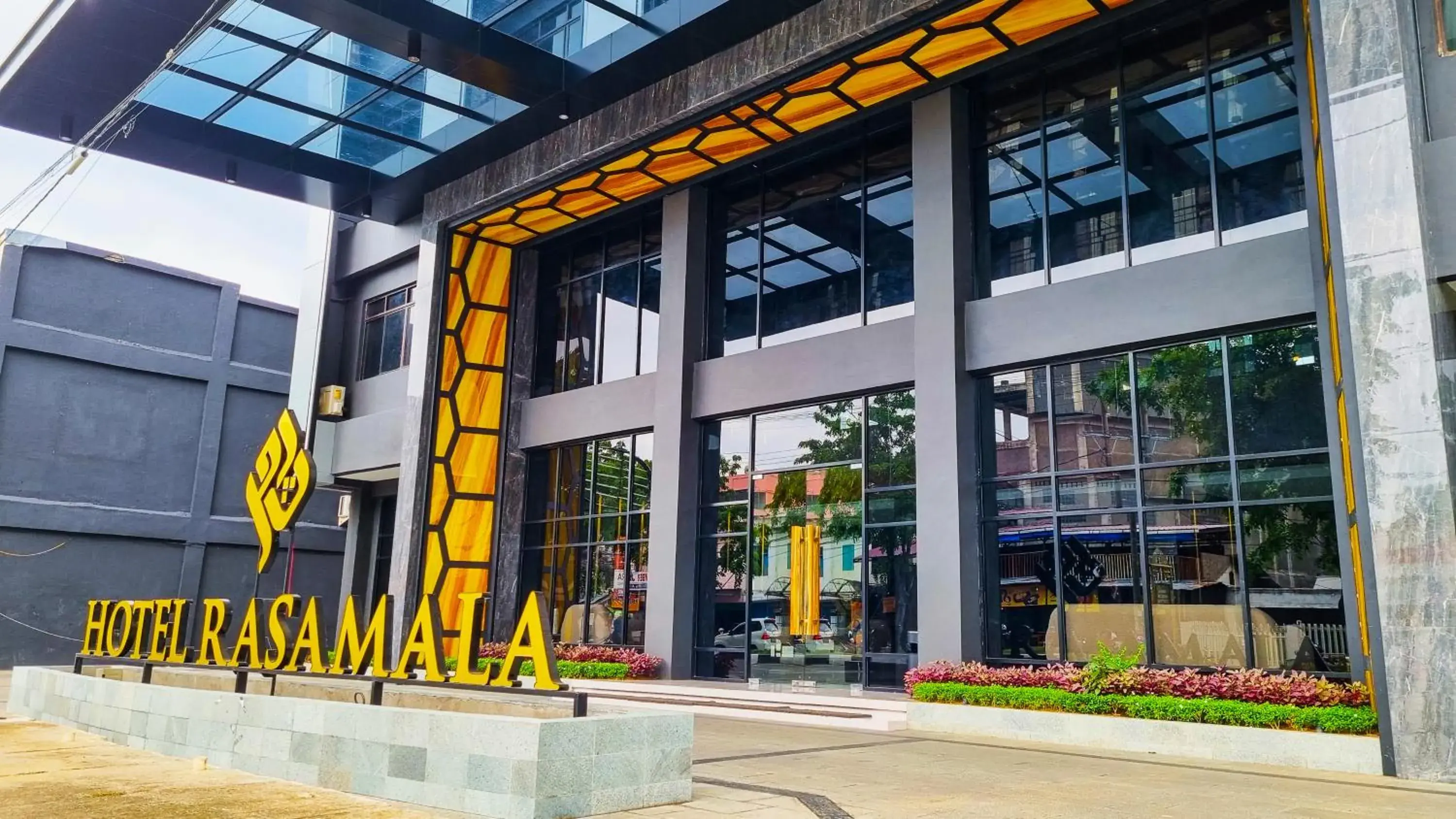 Facade/entrance in Hotel Rasamala Facade/entrance in Hotel Rasamala