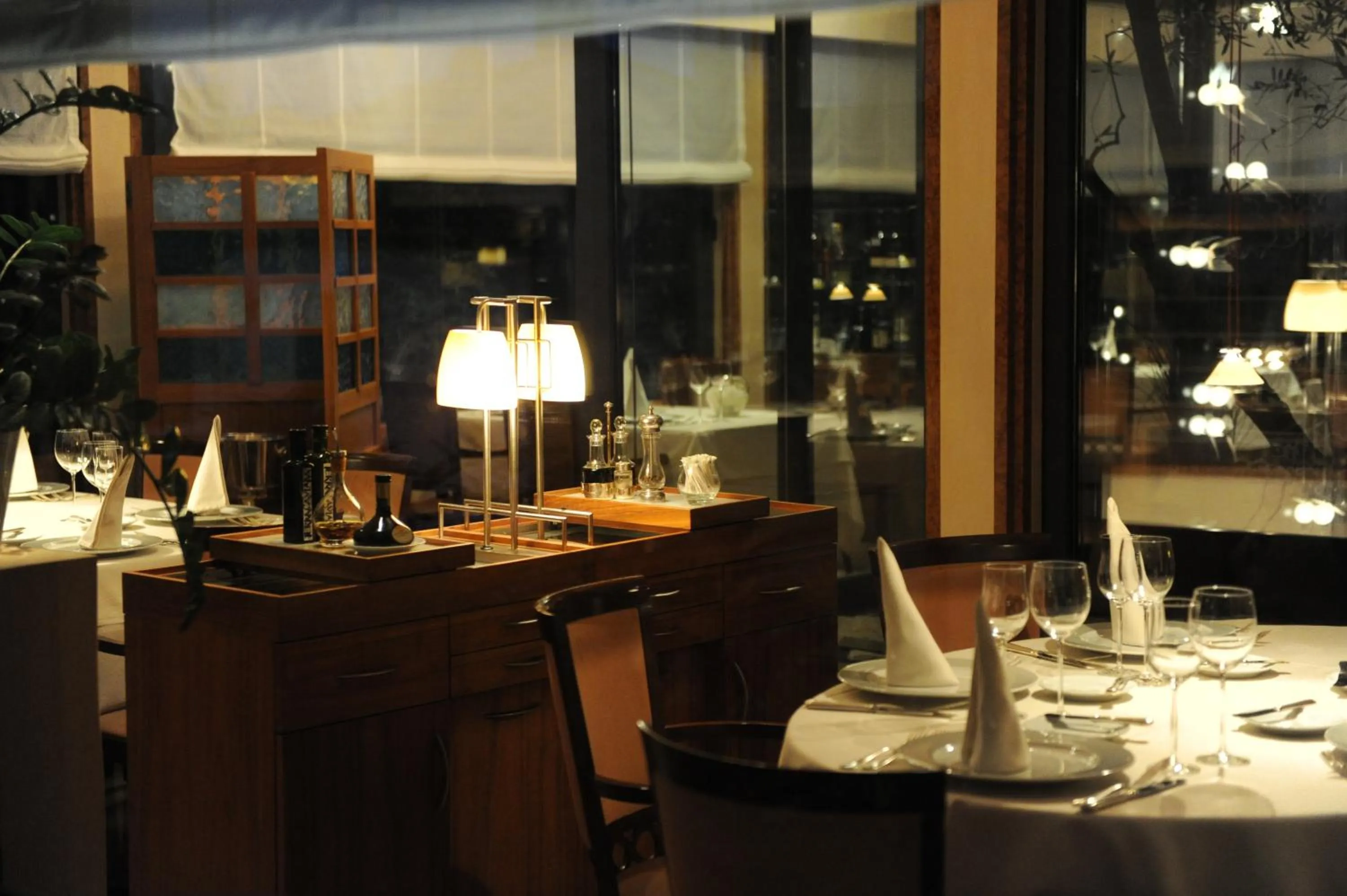 Restaurant/places to eat in Hotel Milan