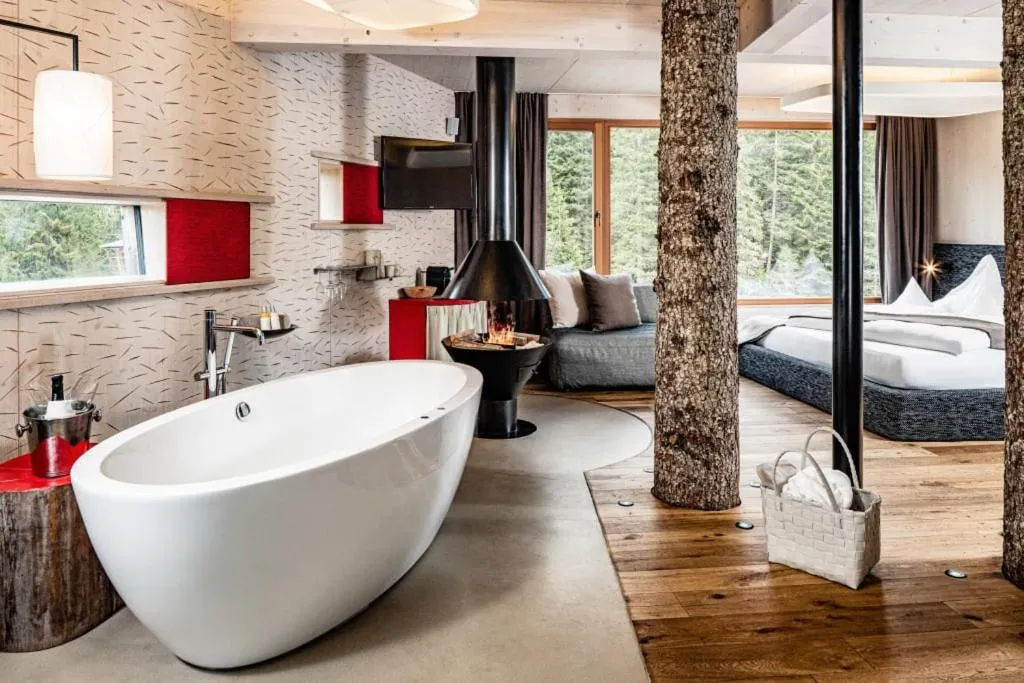 Luxury Tree House in Caravan Park Sexten