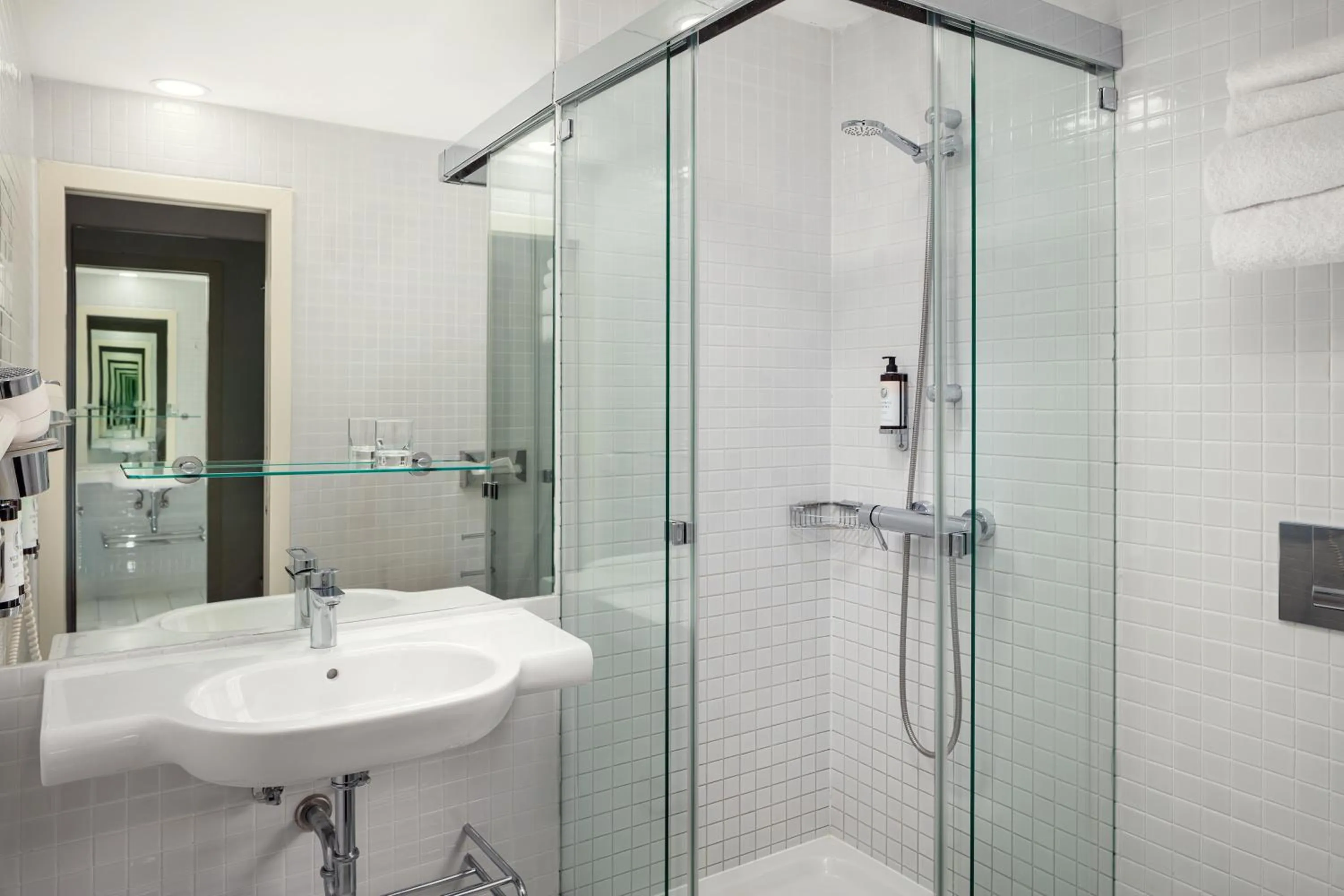 Shower in Metropol Design Hotel Old Town