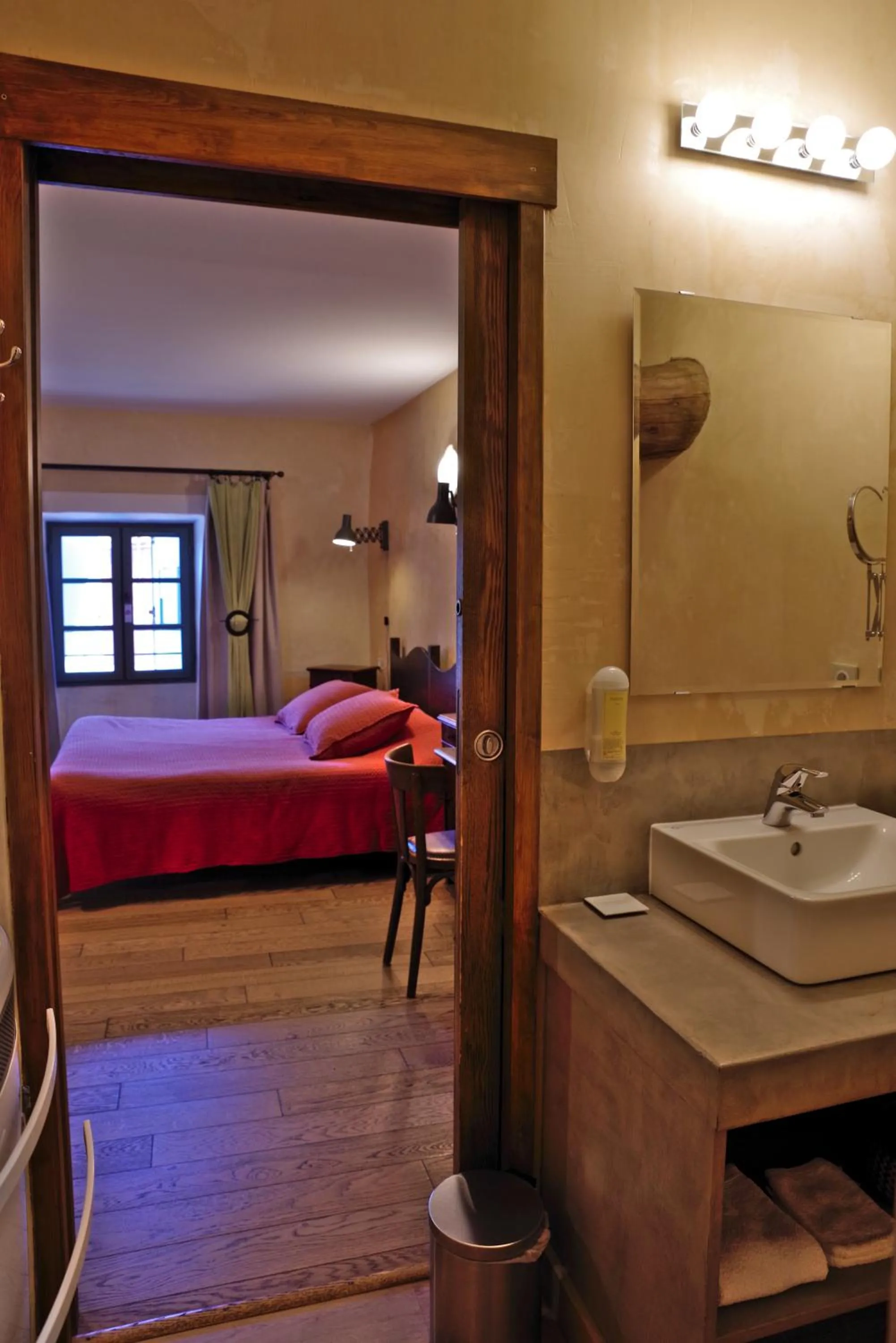 Double Room in Des Lits Sur La Place