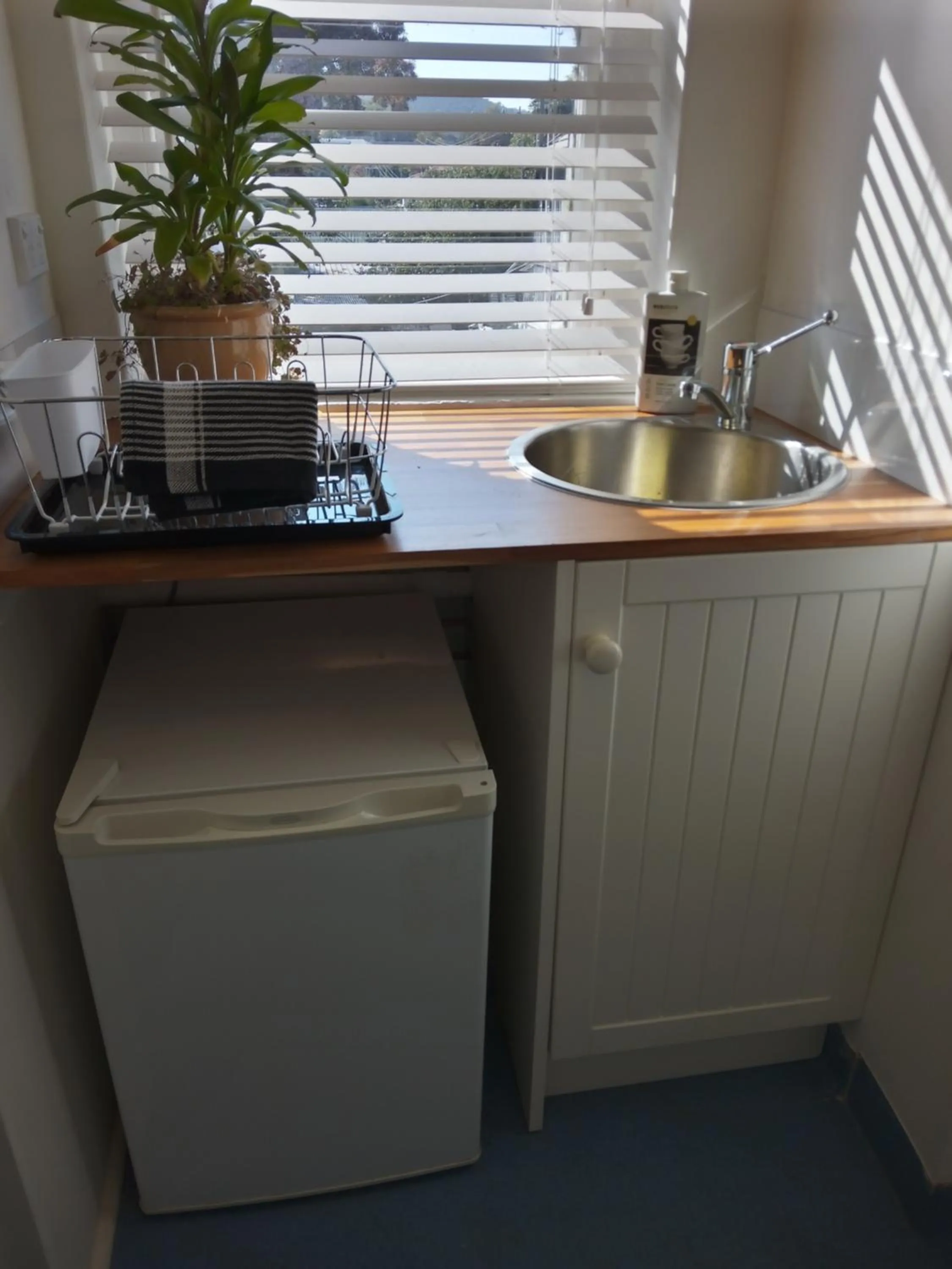 Kitchen or kitchenette in Old Colony Inn