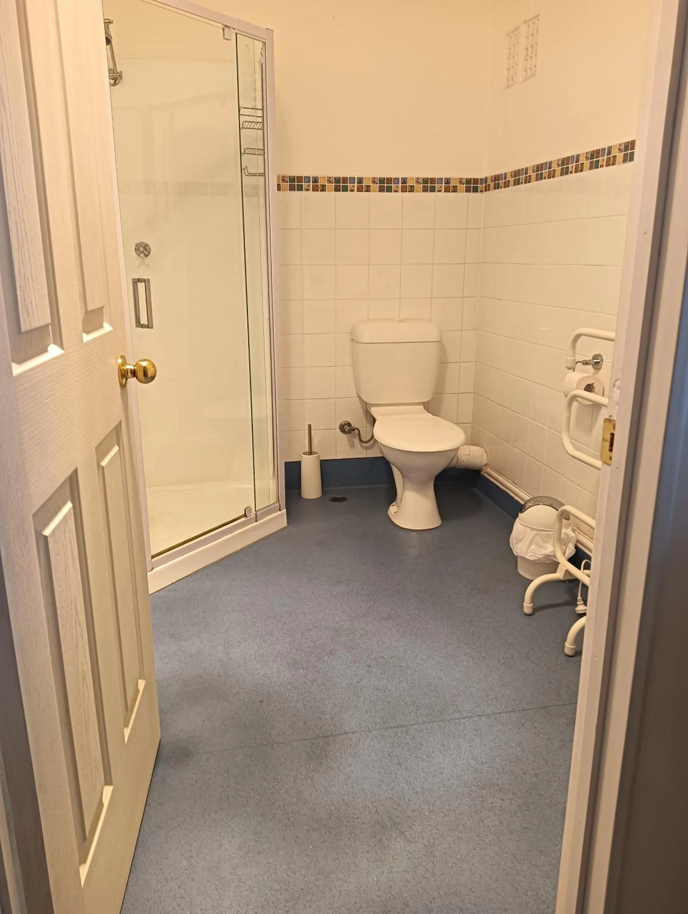 Bathroom in Old Colony Inn