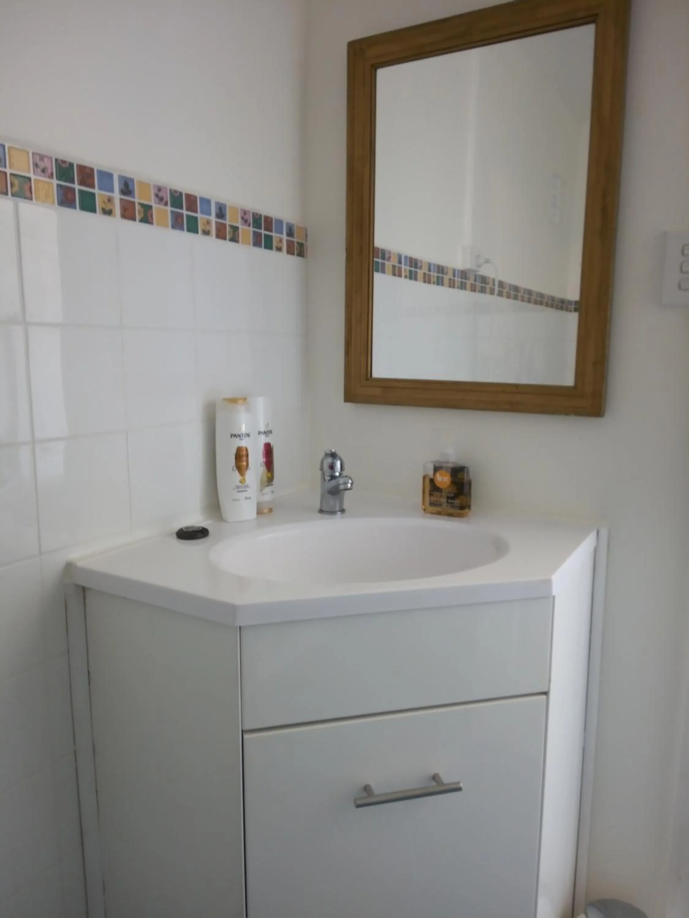 Bathroom in Old Colony Inn