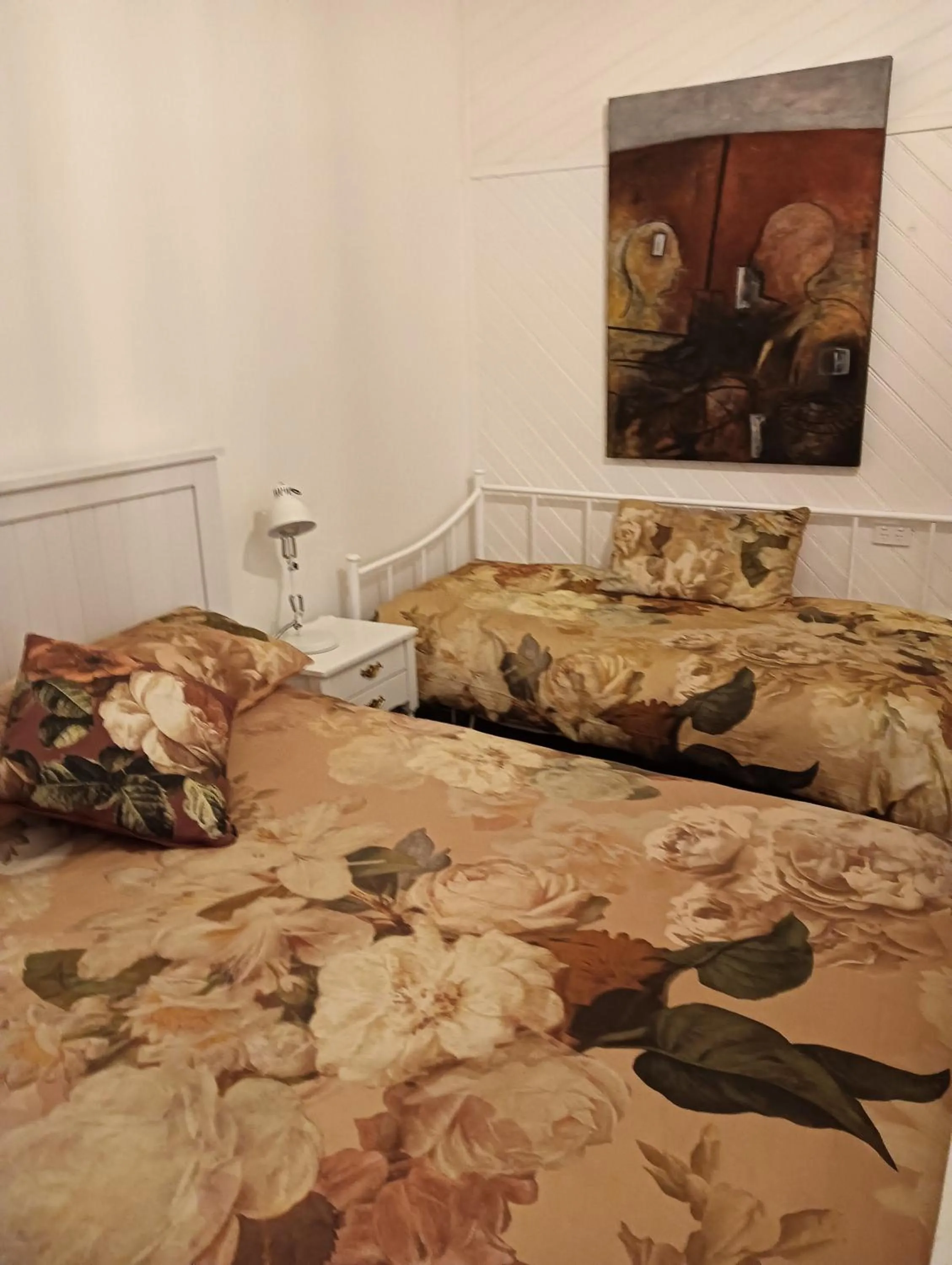 Bed in Old Colony Inn