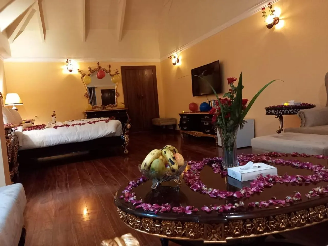 Photo of the whole room, Bed in Richmond Boutique Hotel