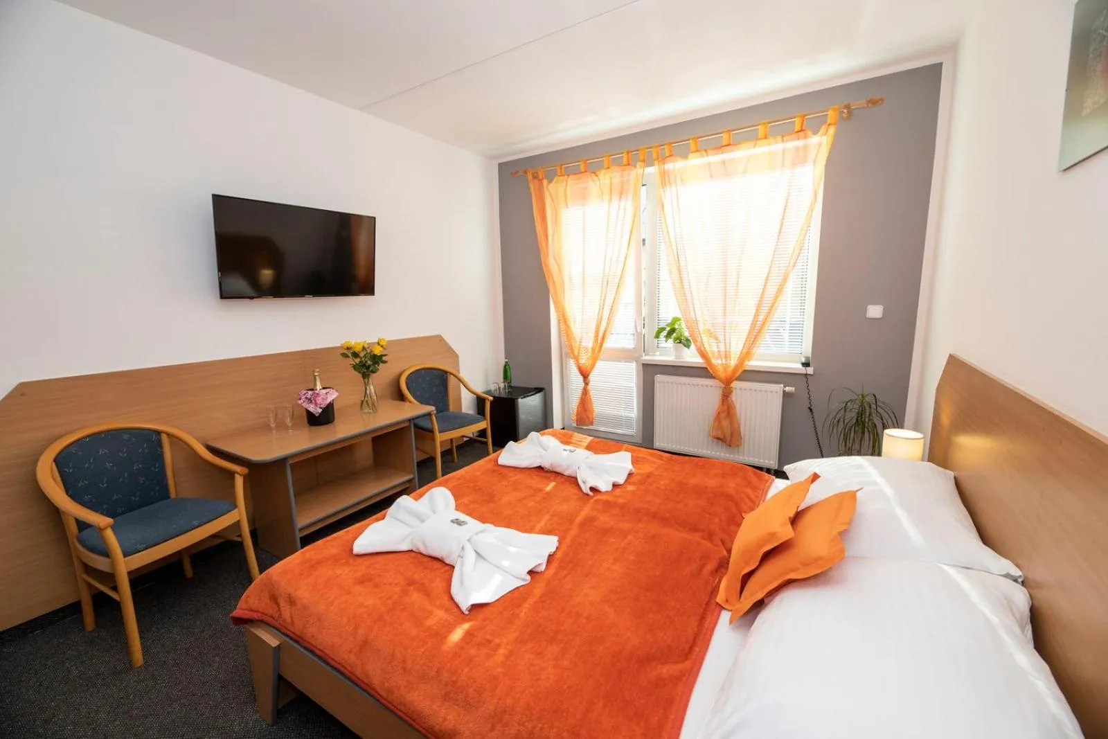 Property building, Bed in Hotel Bohemia