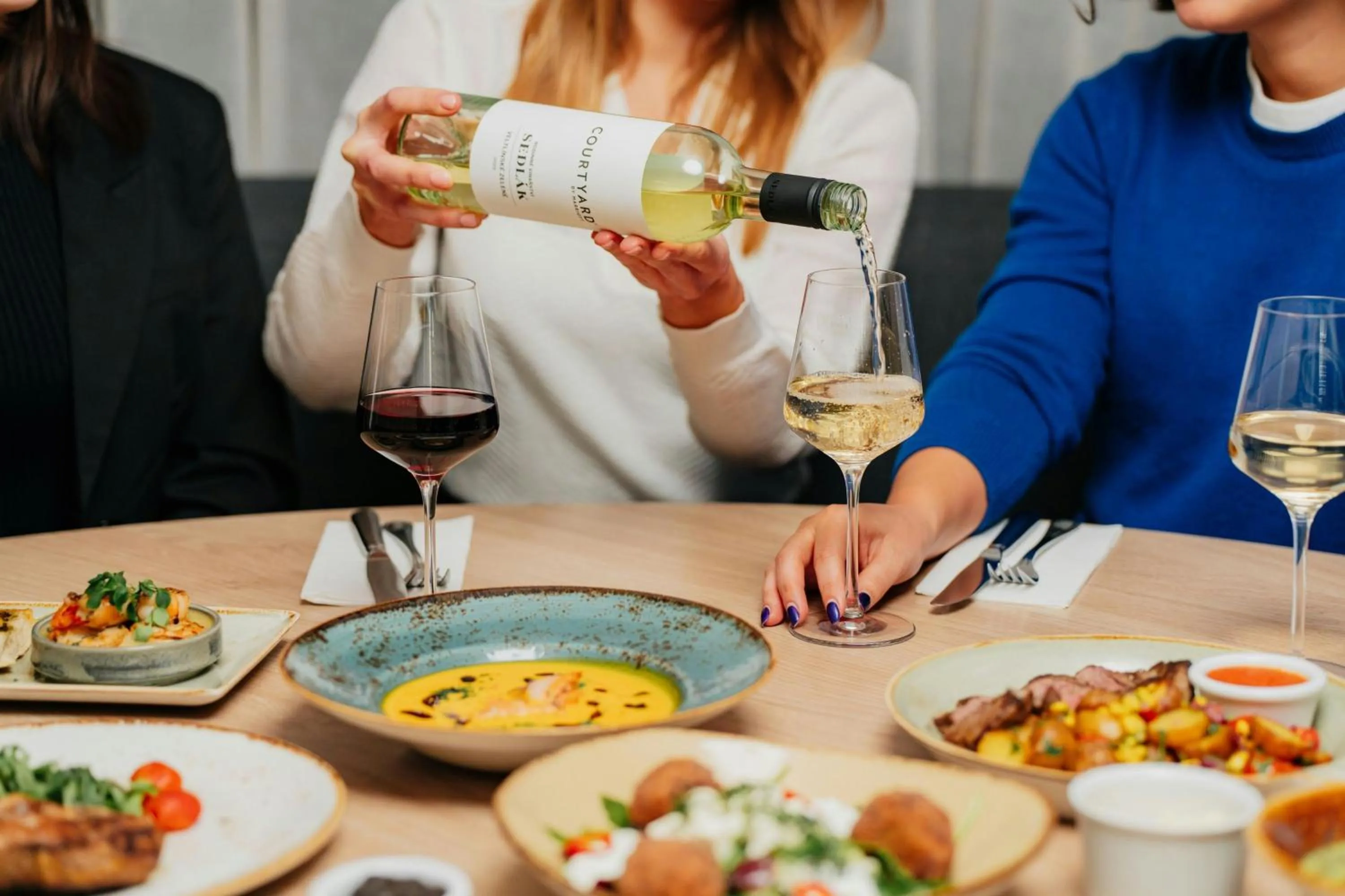 Restaurant/places to eat in Courtyard by Marriott Prague Airport