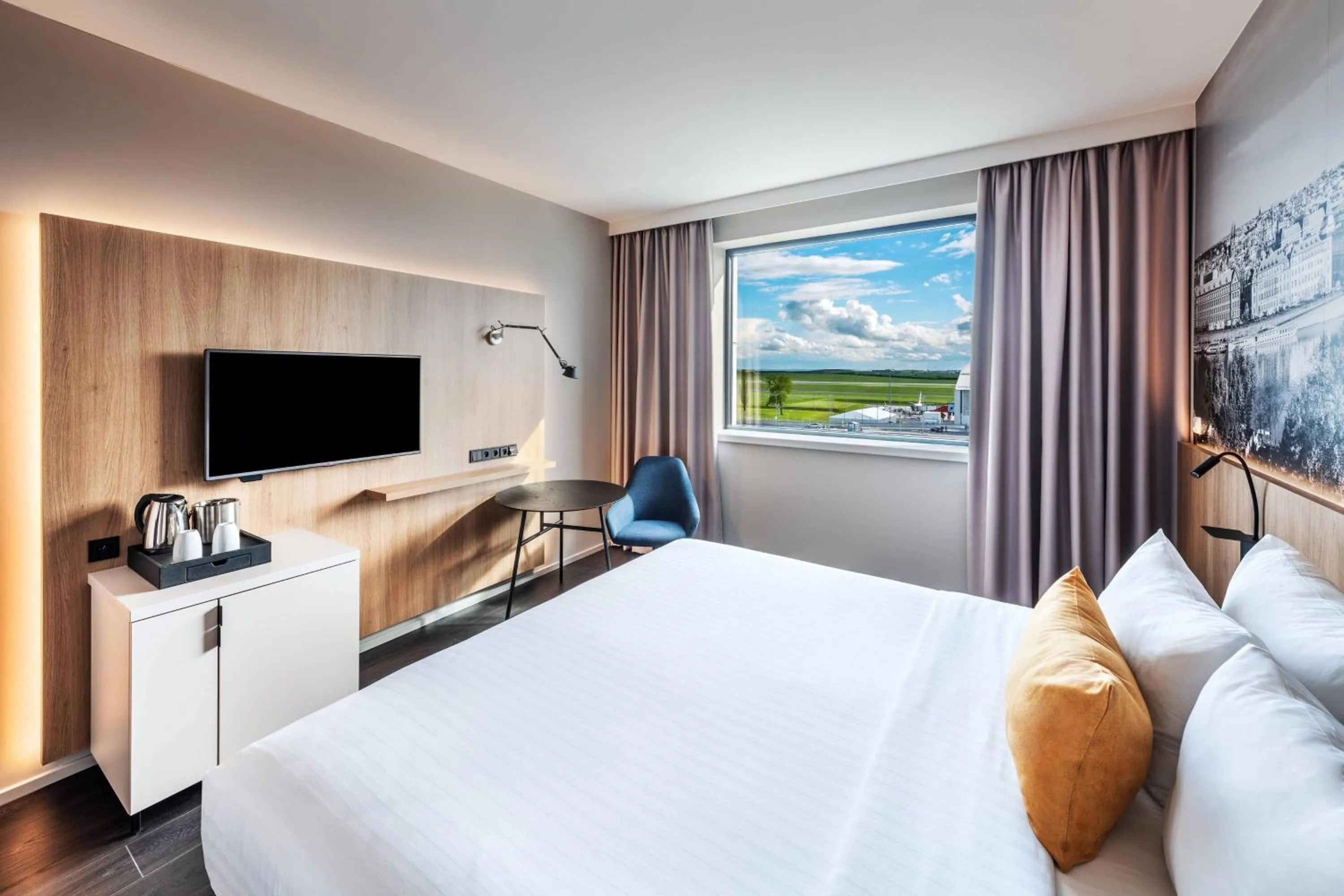 Photo of the whole room, Bed in Courtyard by Marriott Prague Airport