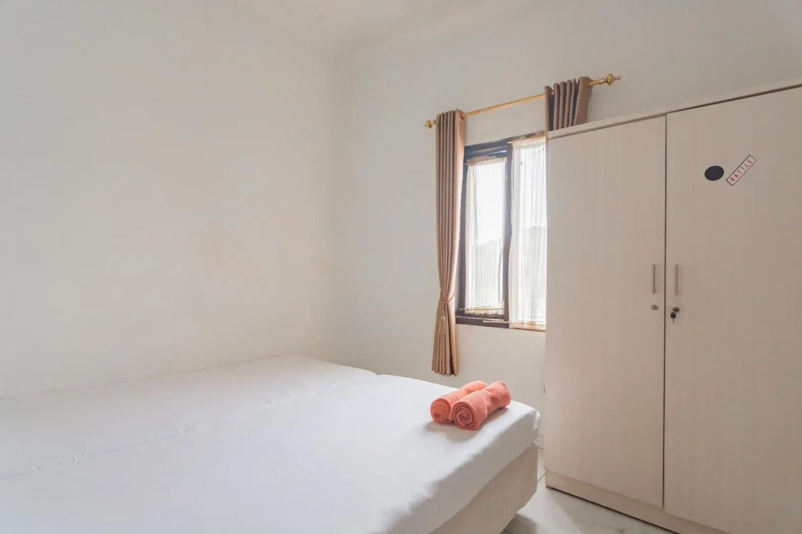 Bedroom, Bed in Small Homestay Syariah Sikembar Ciwidey Mitra RedDoorz Bedroom, Bed in Small Homestay Syariah Sikembar Ciwidey Mitra RedDoorz