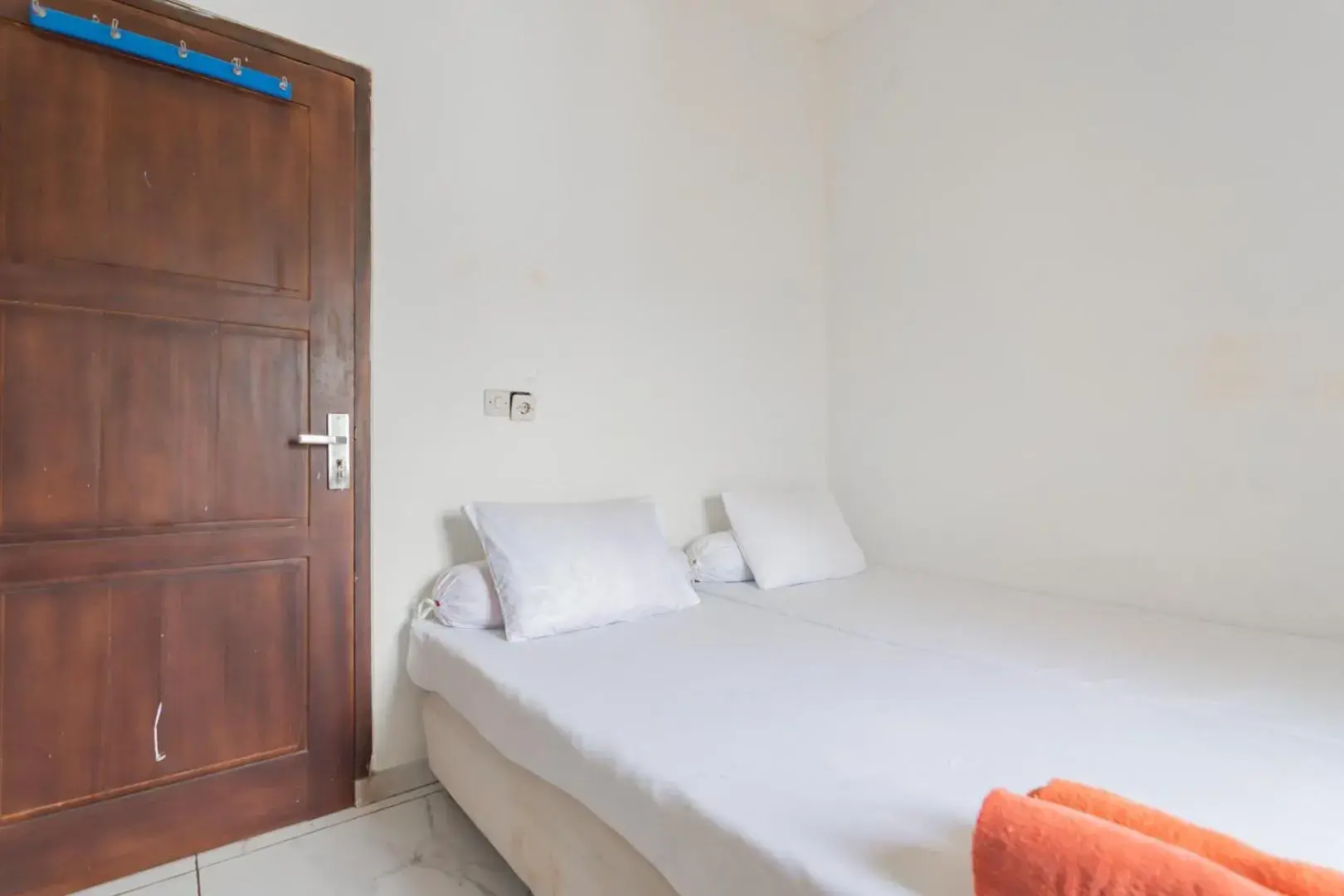 Standard Double Room with Shared Bathroom in Small Homestay Syariah Sikembar Ciwidey Mitra RedDoorz Standard Double Room with Shared Bathroom in Small Homestay Syariah Sikembar Ciwidey Mitra RedDoorz