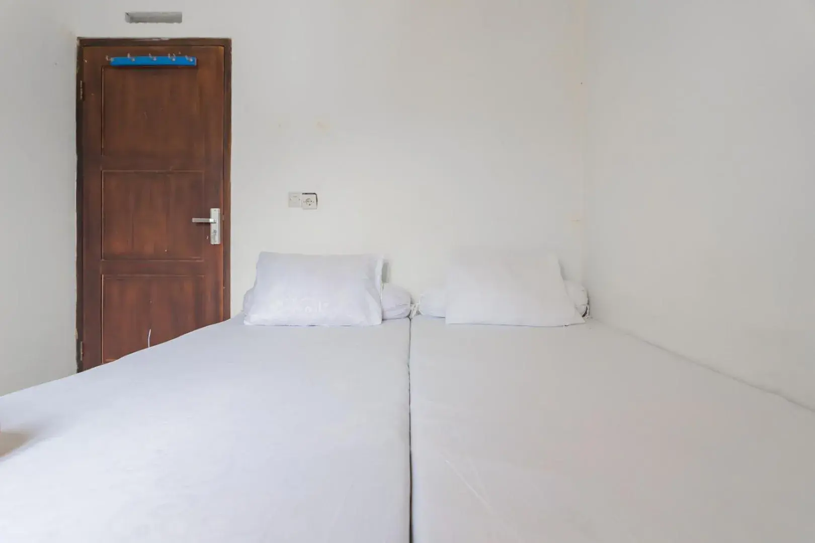 Twin Room with Shared Bathroom in Small Homestay Syariah Sikembar Ciwidey Mitra RedDoorz Twin Room with Shared Bathroom in Small Homestay Syariah Sikembar Ciwidey Mitra RedDoorz