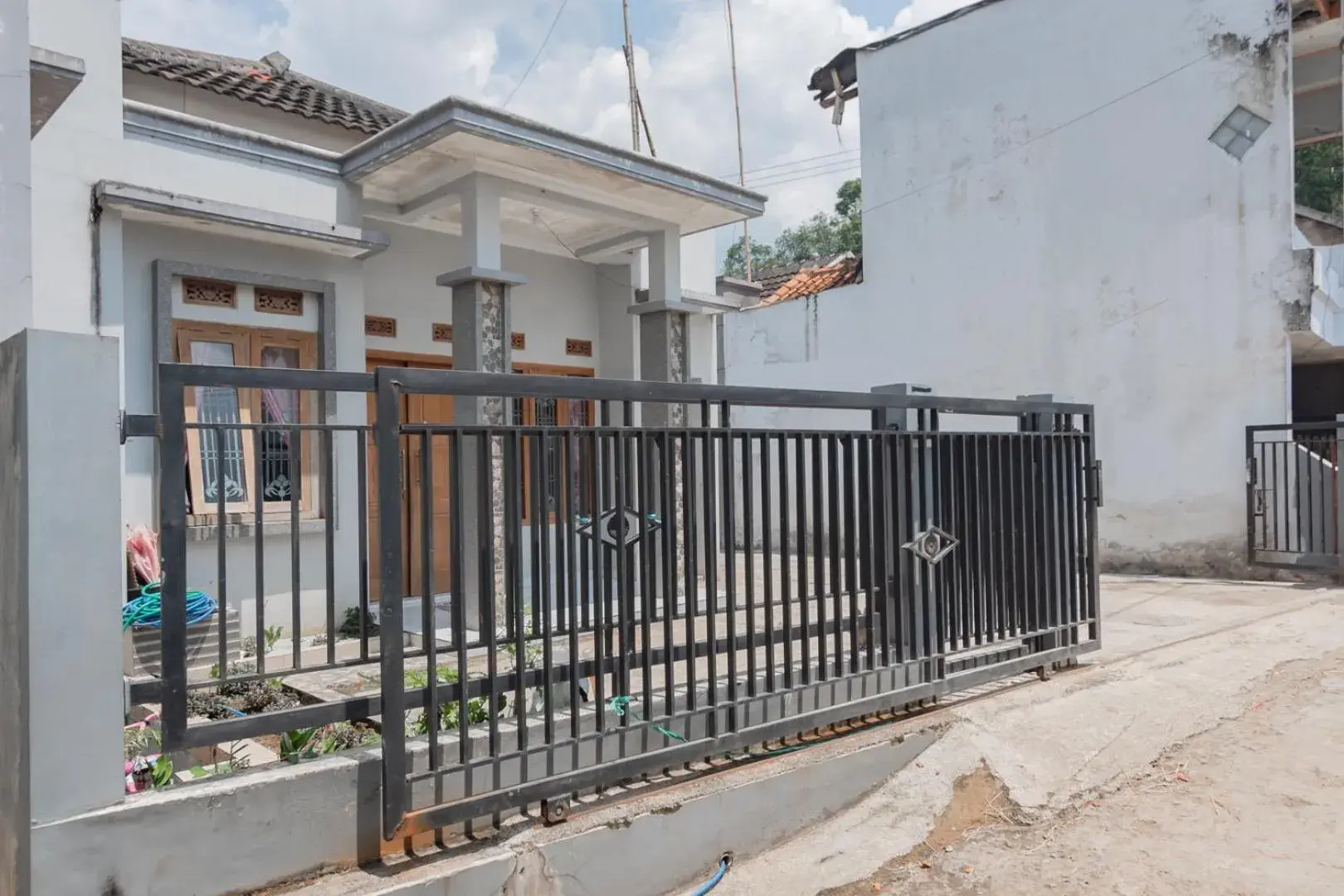Property building in Small Homestay Syariah Sikembar Ciwidey Mitra RedDoorz Property building in Small Homestay Syariah Sikembar Ciwidey Mitra RedDoorz