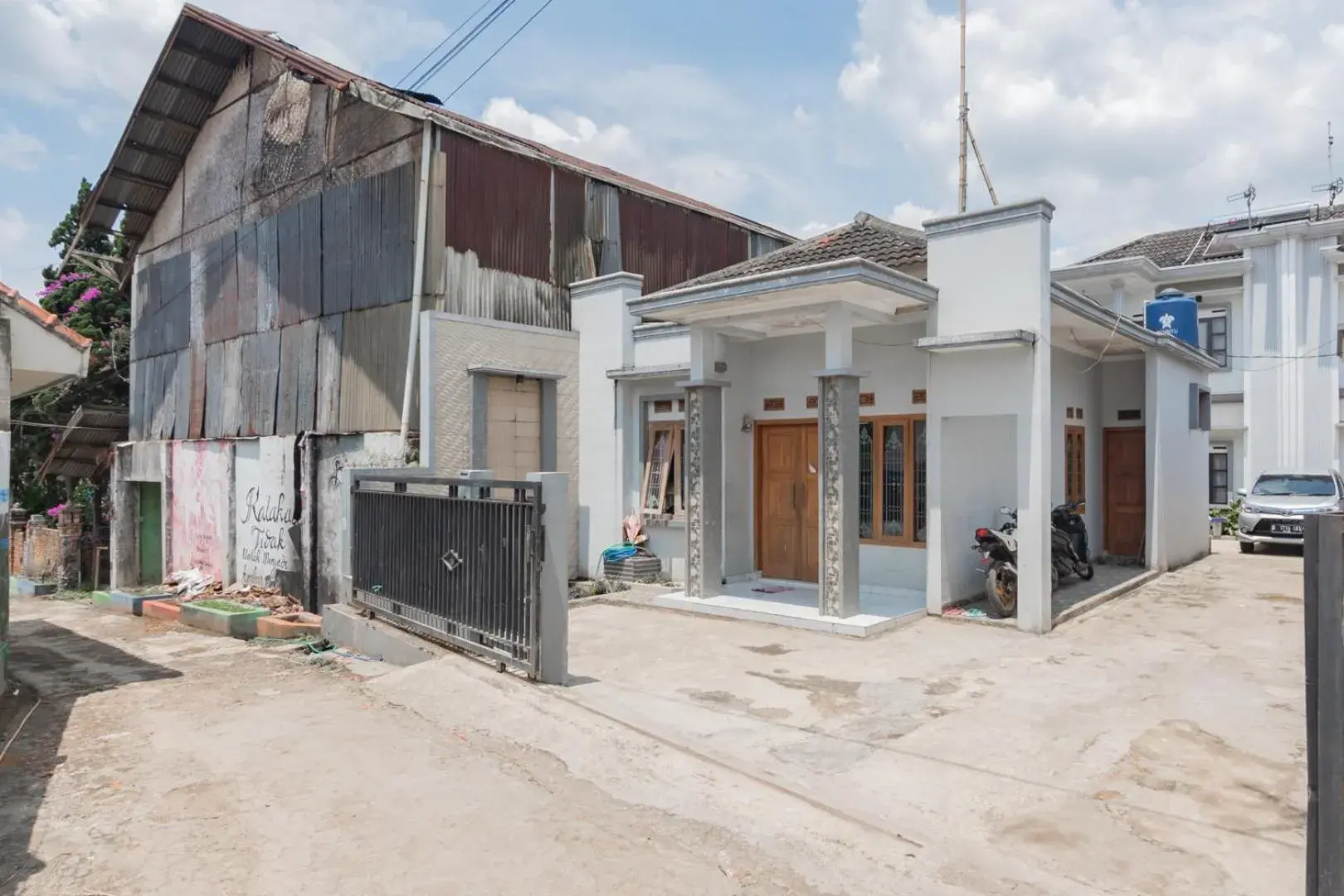 Property building in Small Homestay Syariah Sikembar Ciwidey Mitra RedDoorz Property building in Small Homestay Syariah Sikembar Ciwidey Mitra RedDoorz