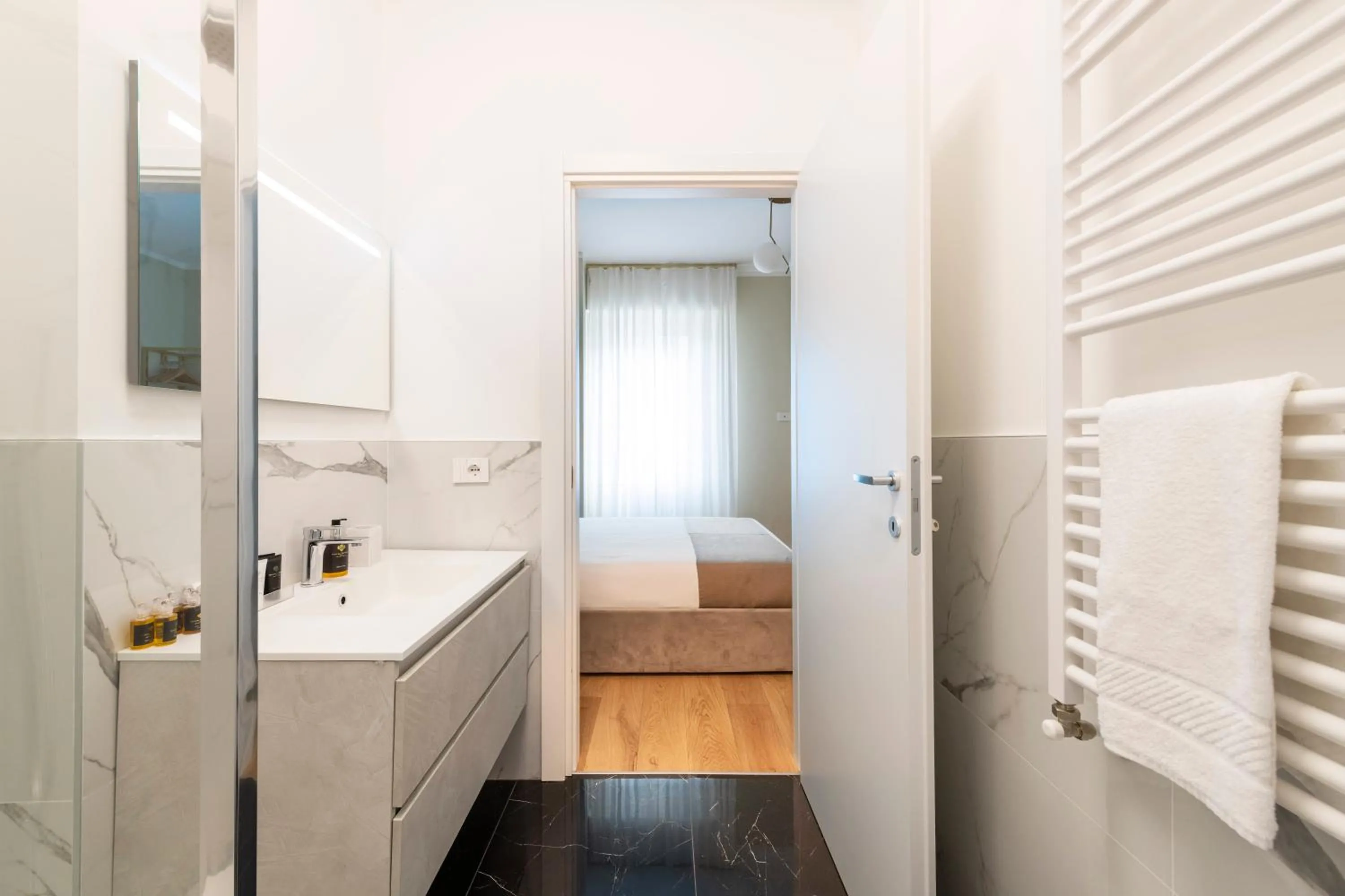 Bathroom, Bed in Heart Milan Apartments Sforza Duomo
