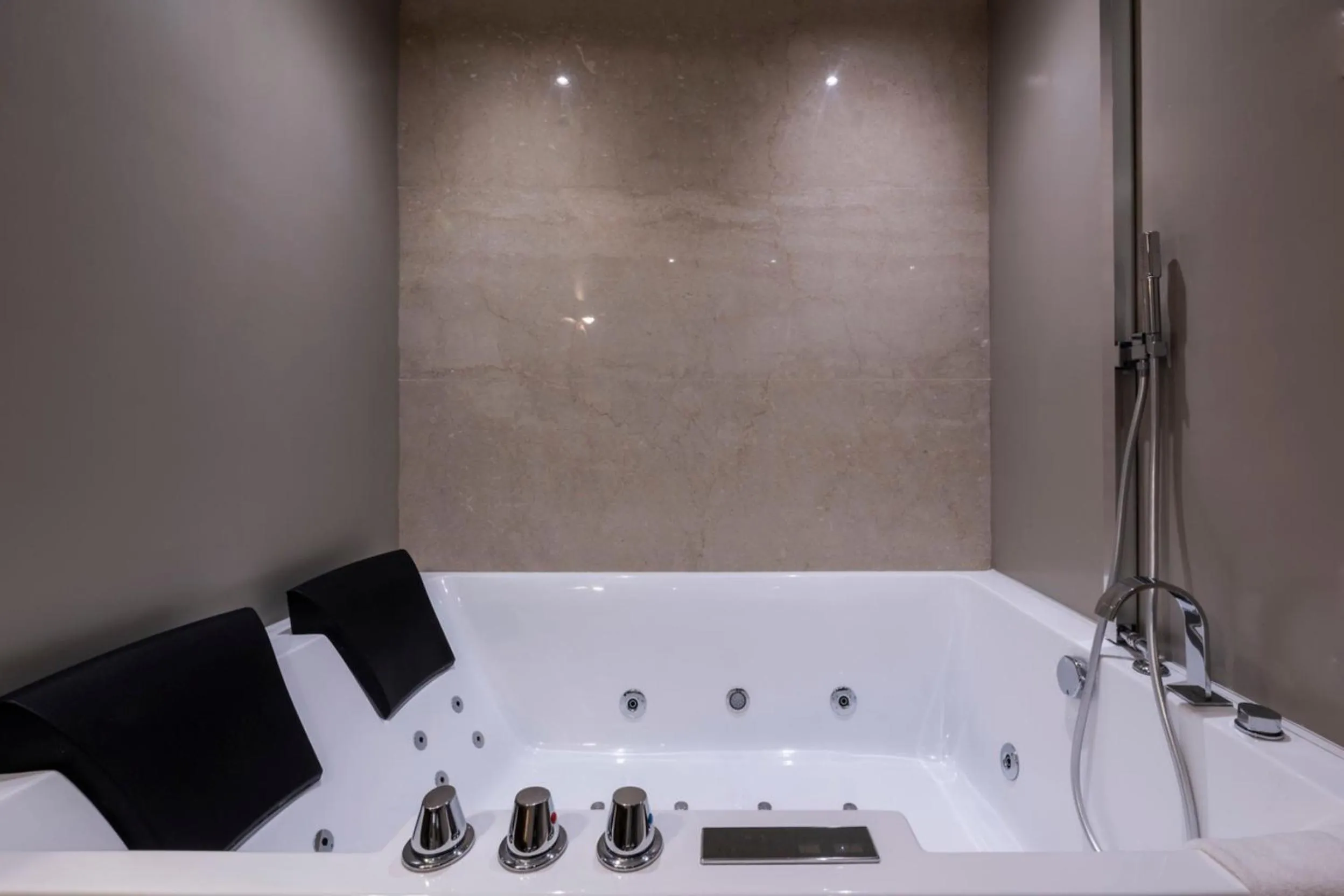 Bath in Heart Milan Apartments Sforza Duomo