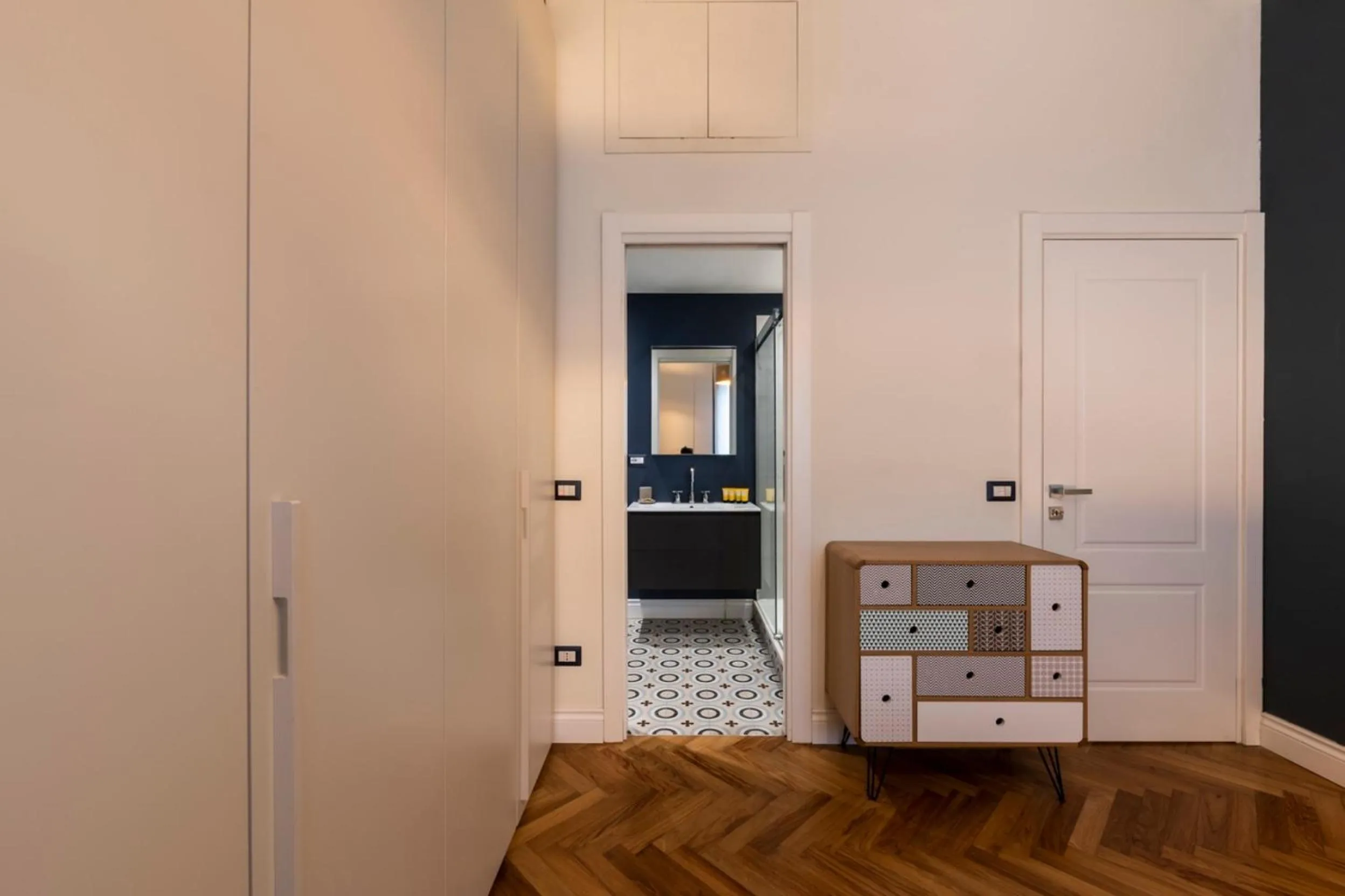wardrobe in Heart Milan Apartments Sforza Duomo