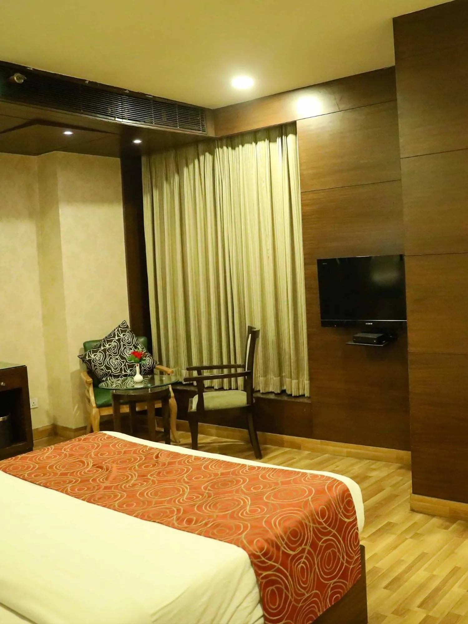 Seating area, Bed in Hotel DS Clarks Inn Gurgaon