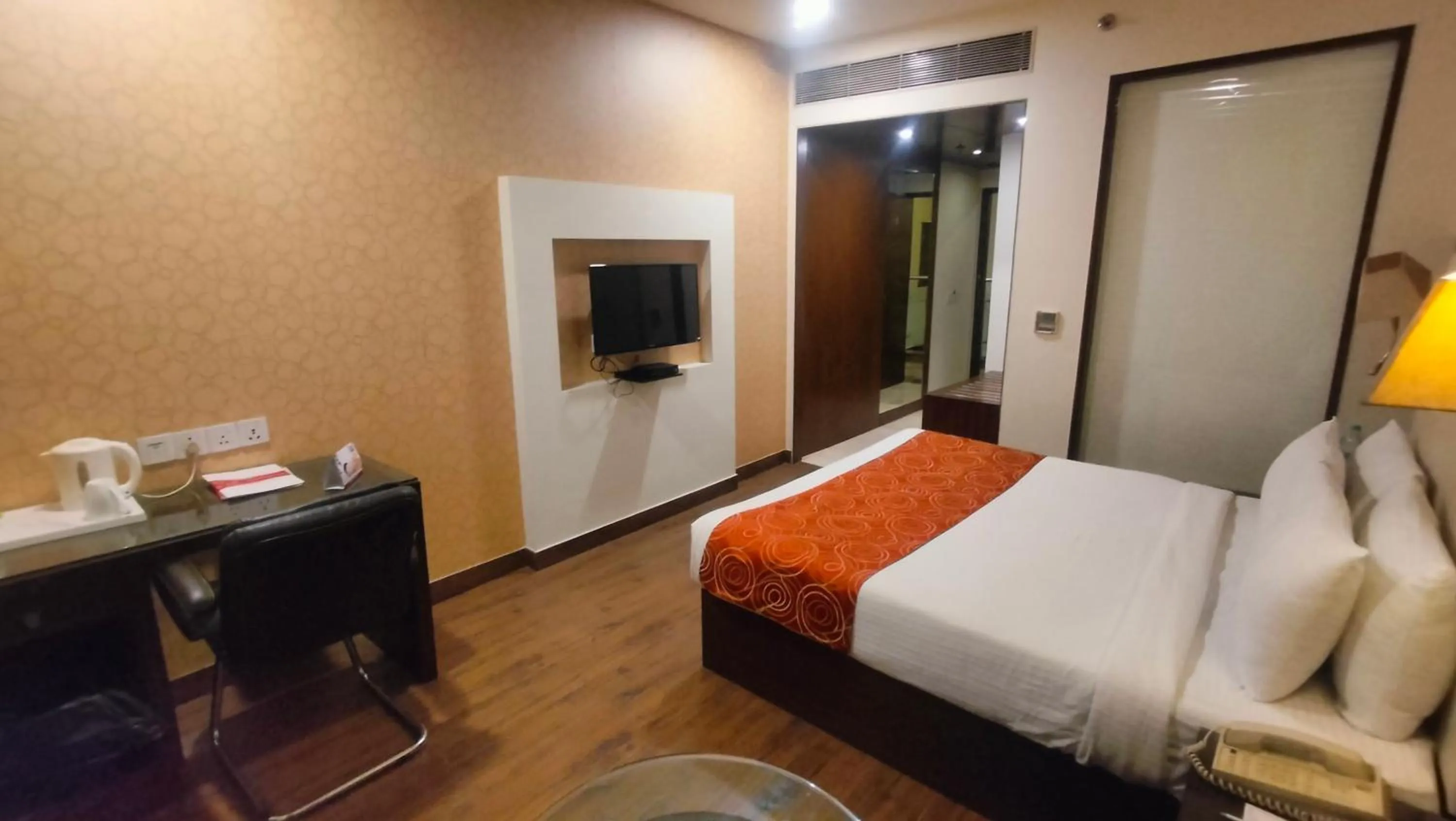 Bed in Hotel DS Clarks Inn Gurgaon