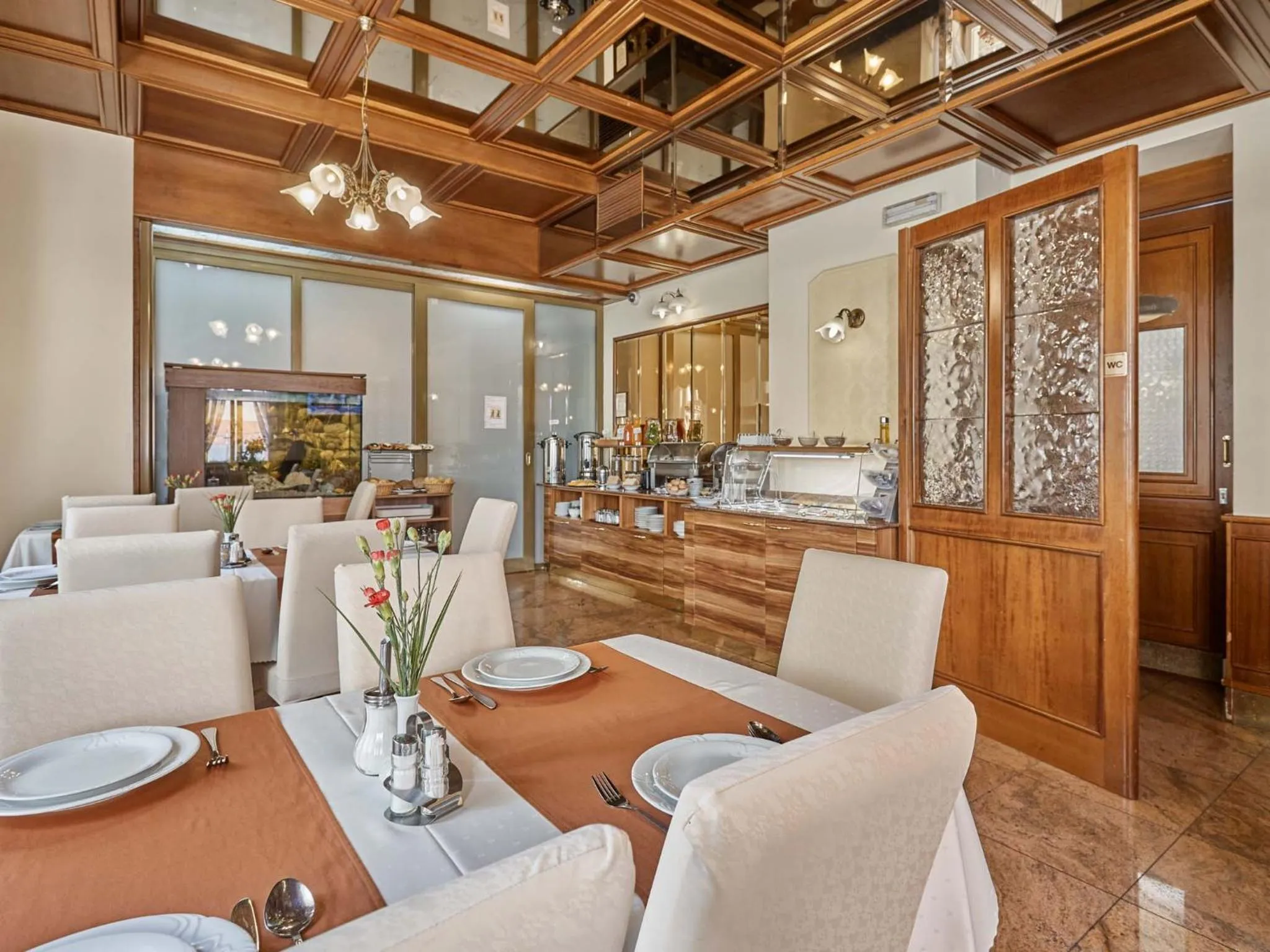 Restaurant/places to eat in Hotel Sirius