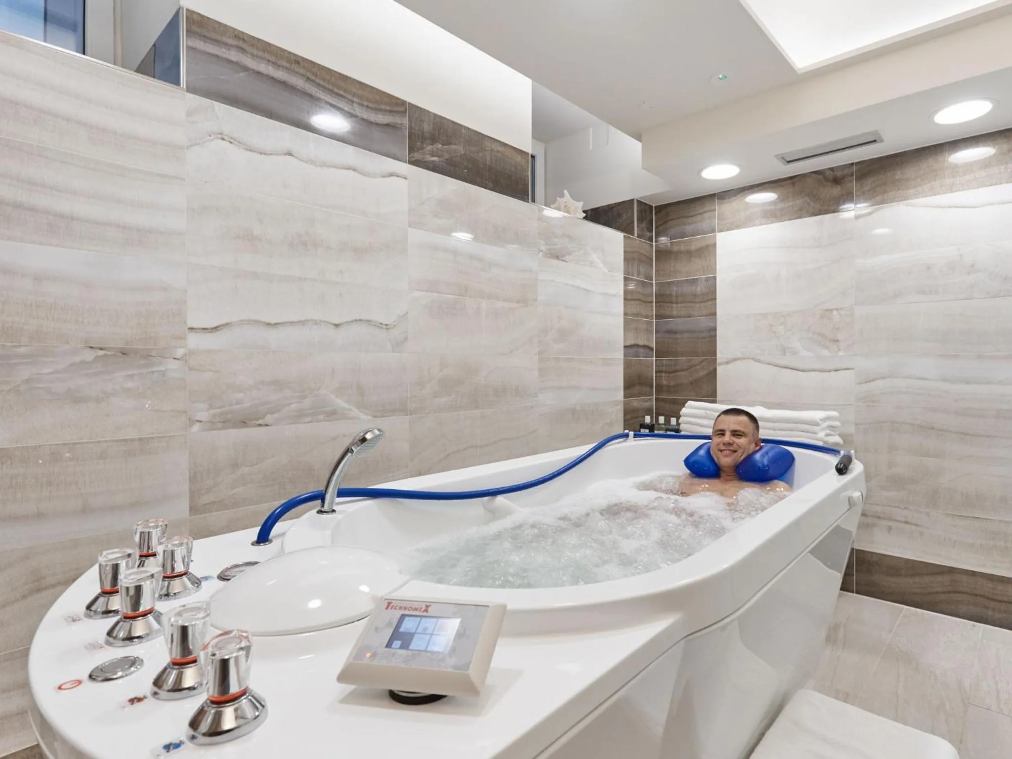 Hot Tub in Hotel Sirius