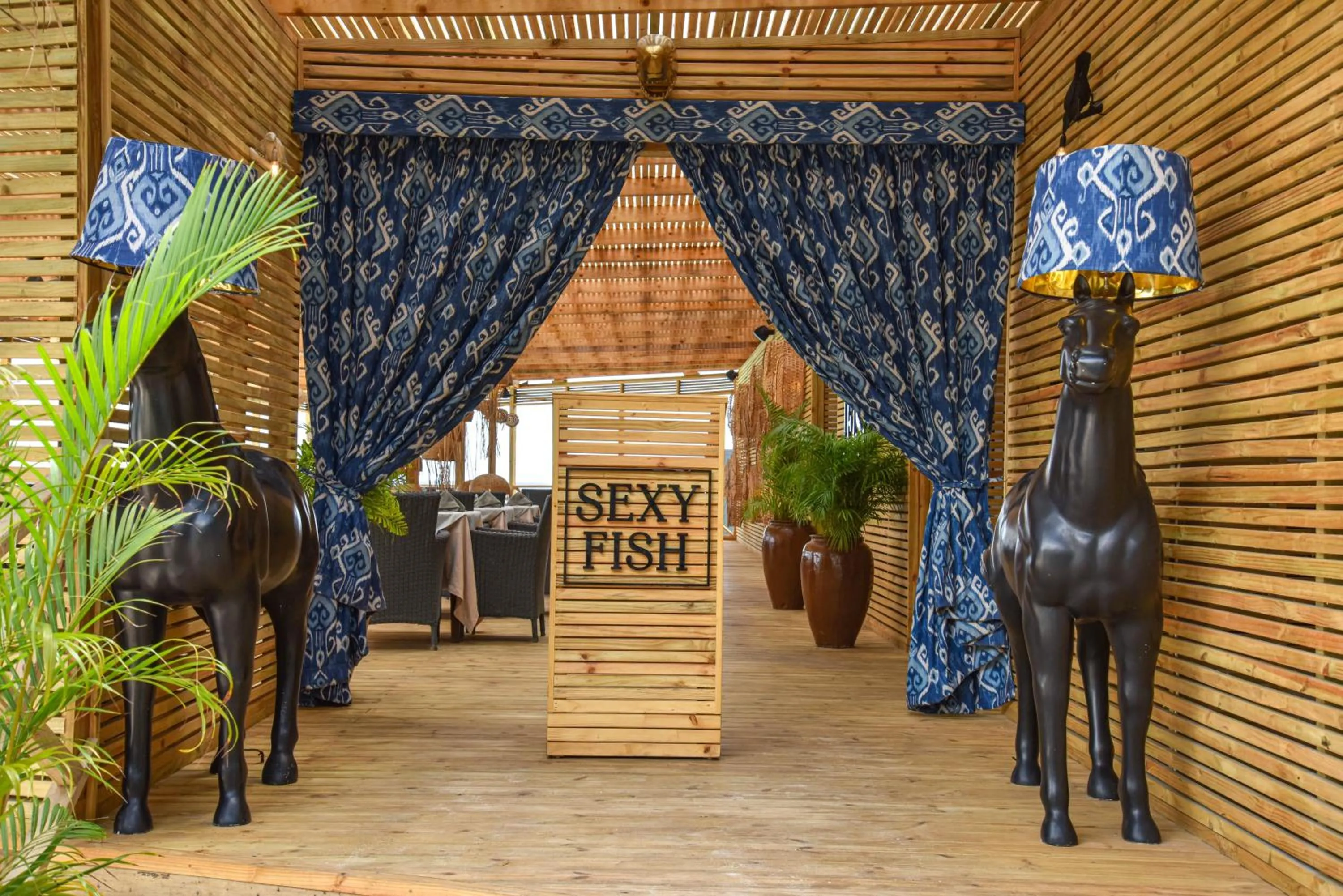 Restaurant/places to eat in Z Hotel & Z2 Hotel