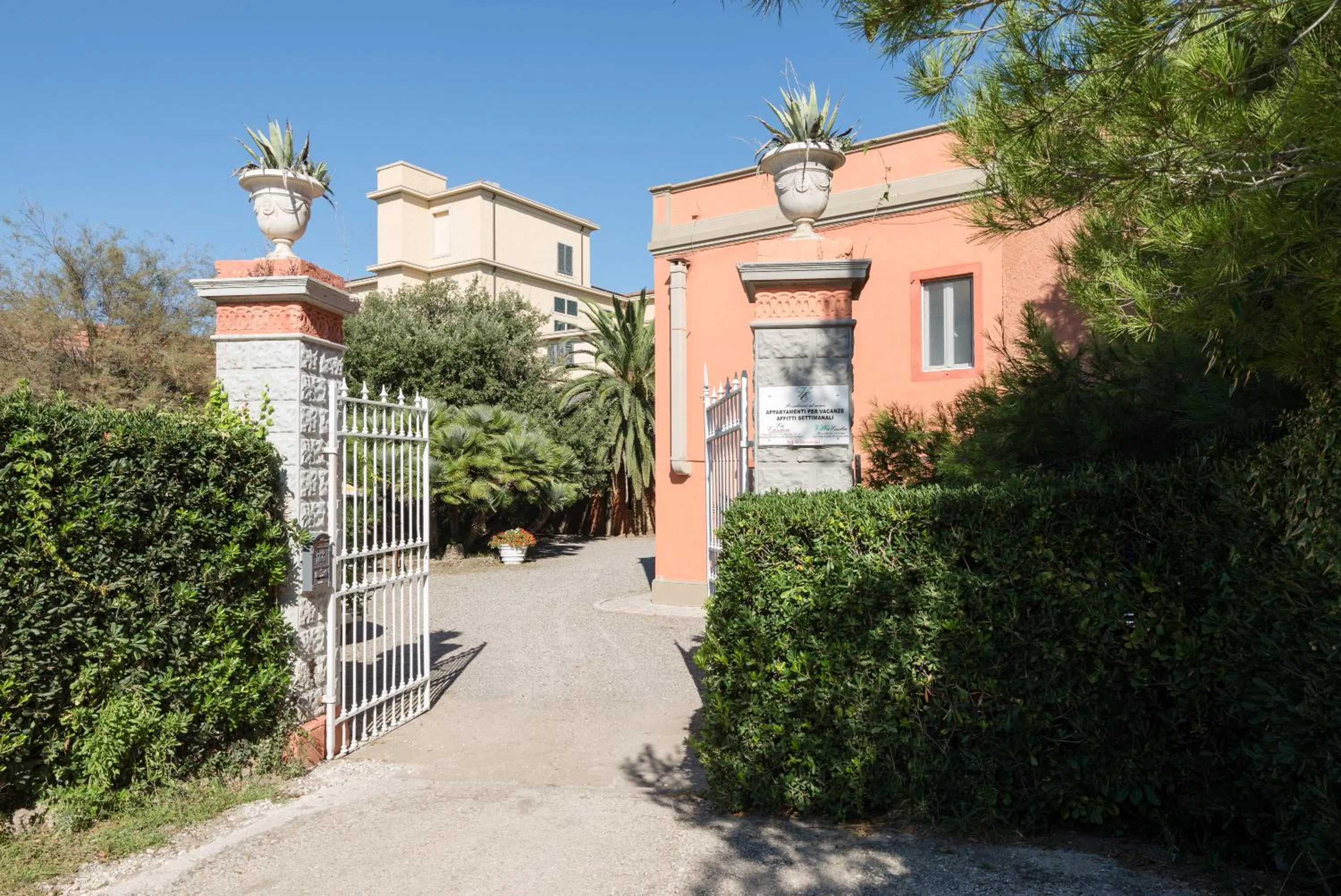 Facade/entrance in Villa Emilia