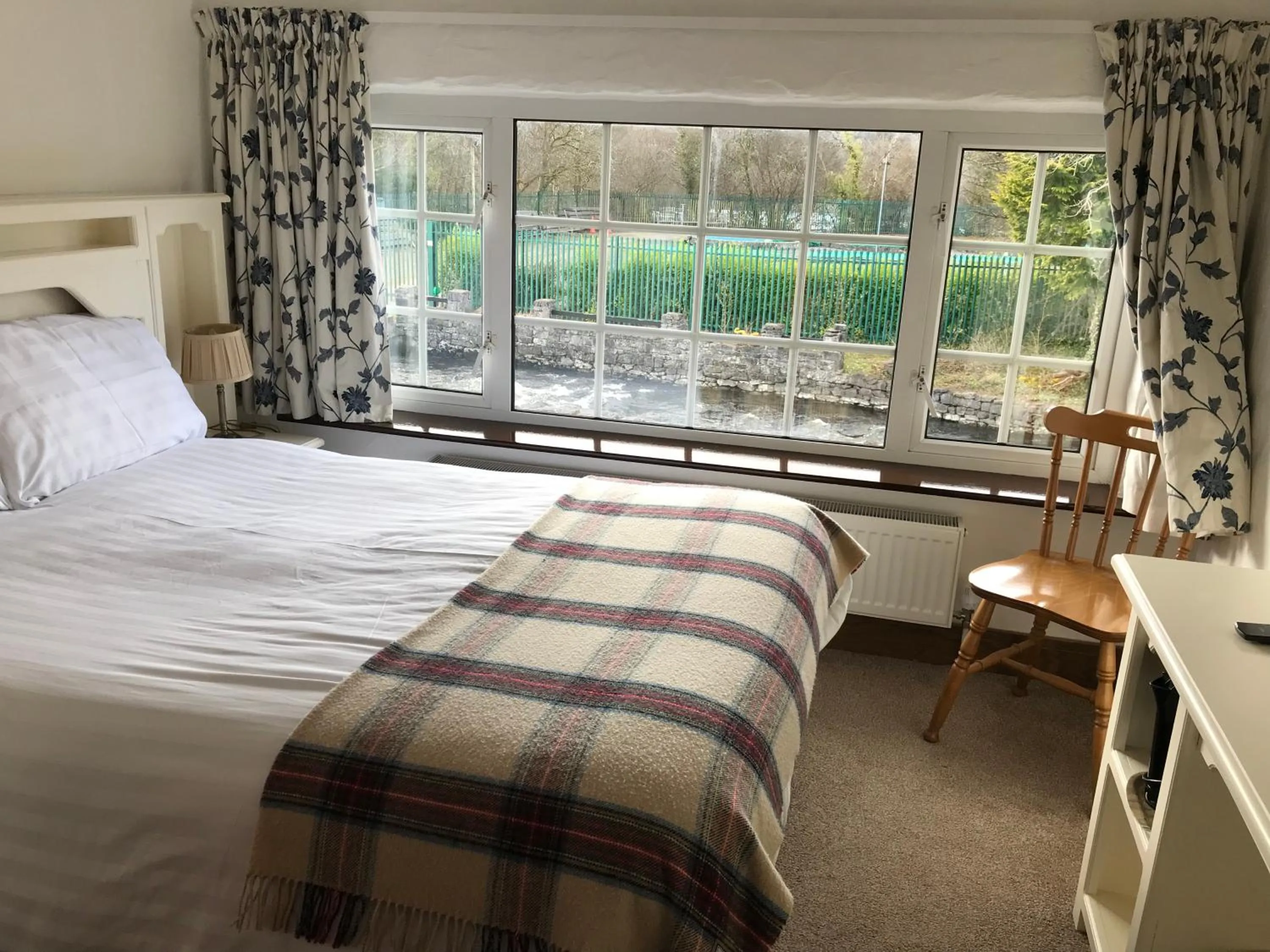 Photo of the whole room, Bed in Ryan's River Lodge B&B