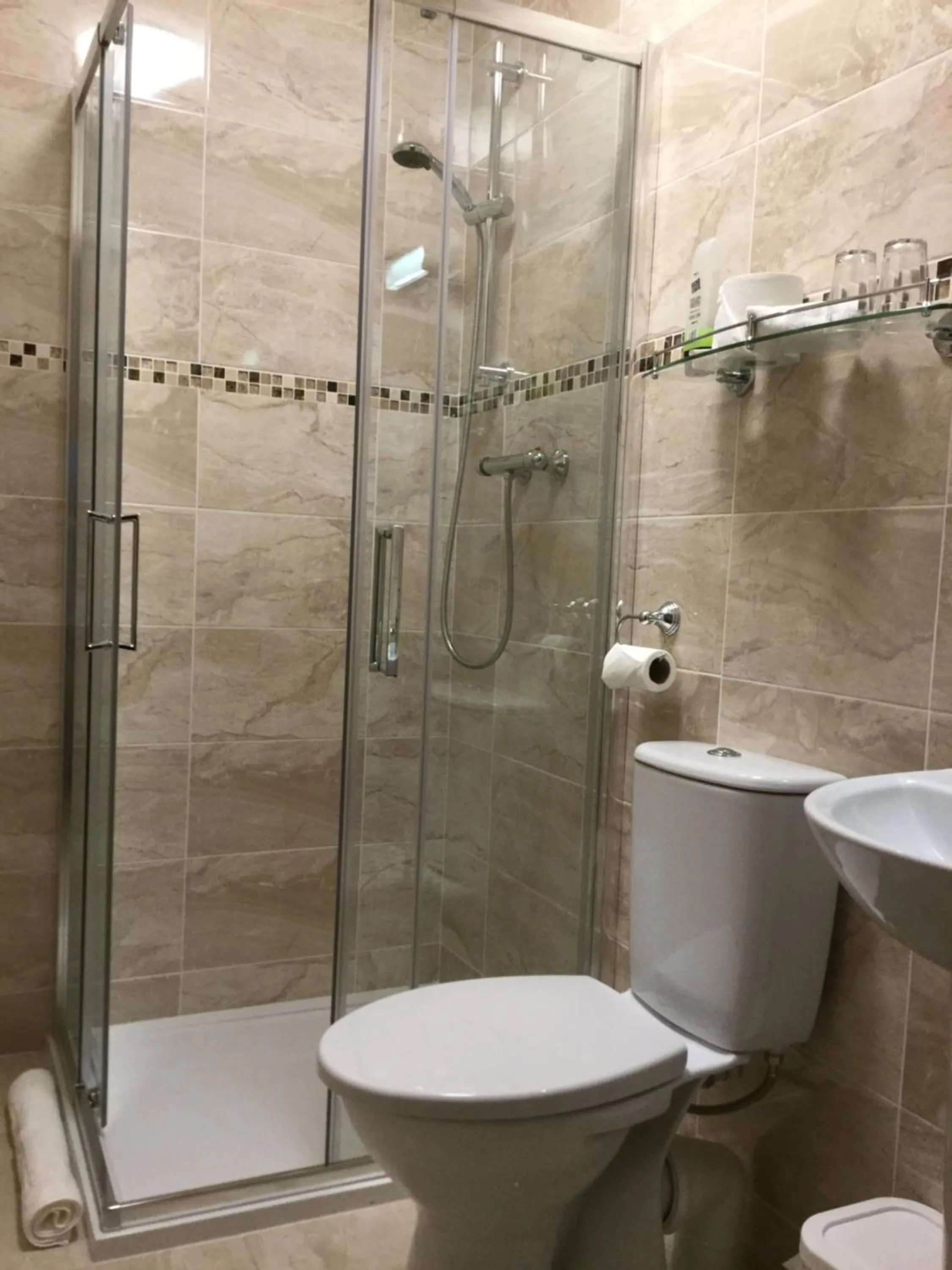 Shower in Ryan's River Lodge B&B