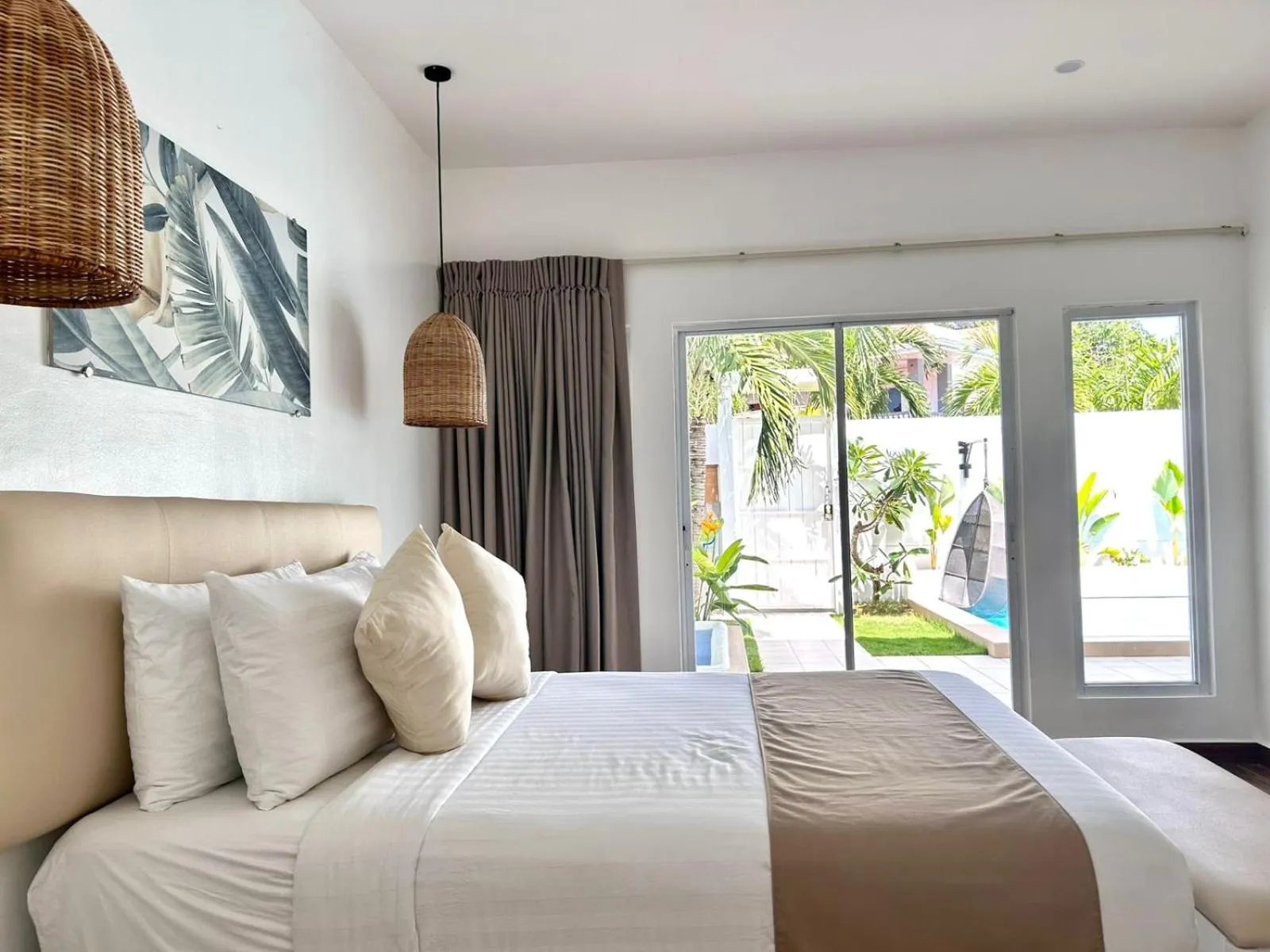 Bed in Pineale Villas, Resort and Spa