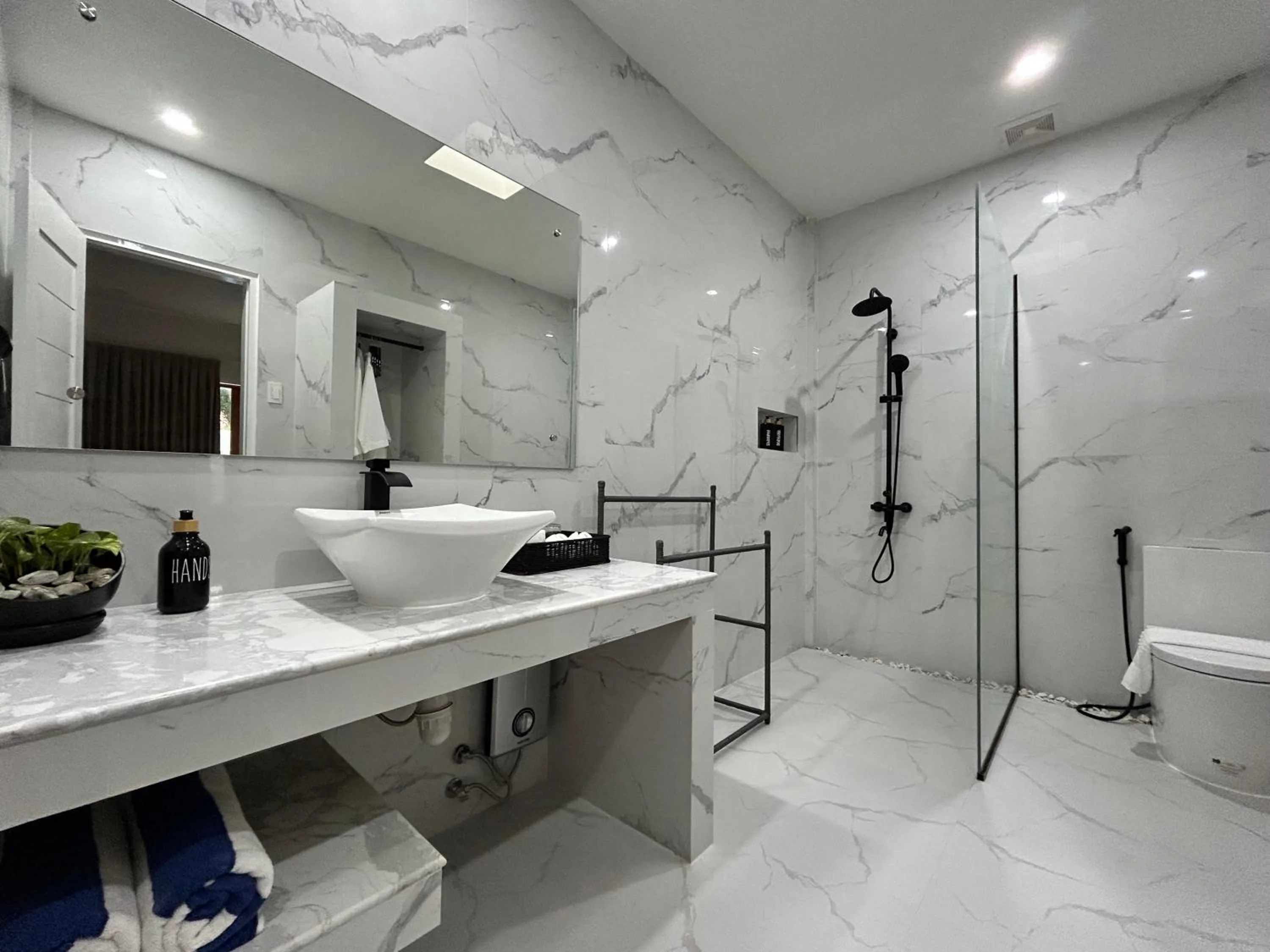 Shower in Pineale Villas, Resort and Spa