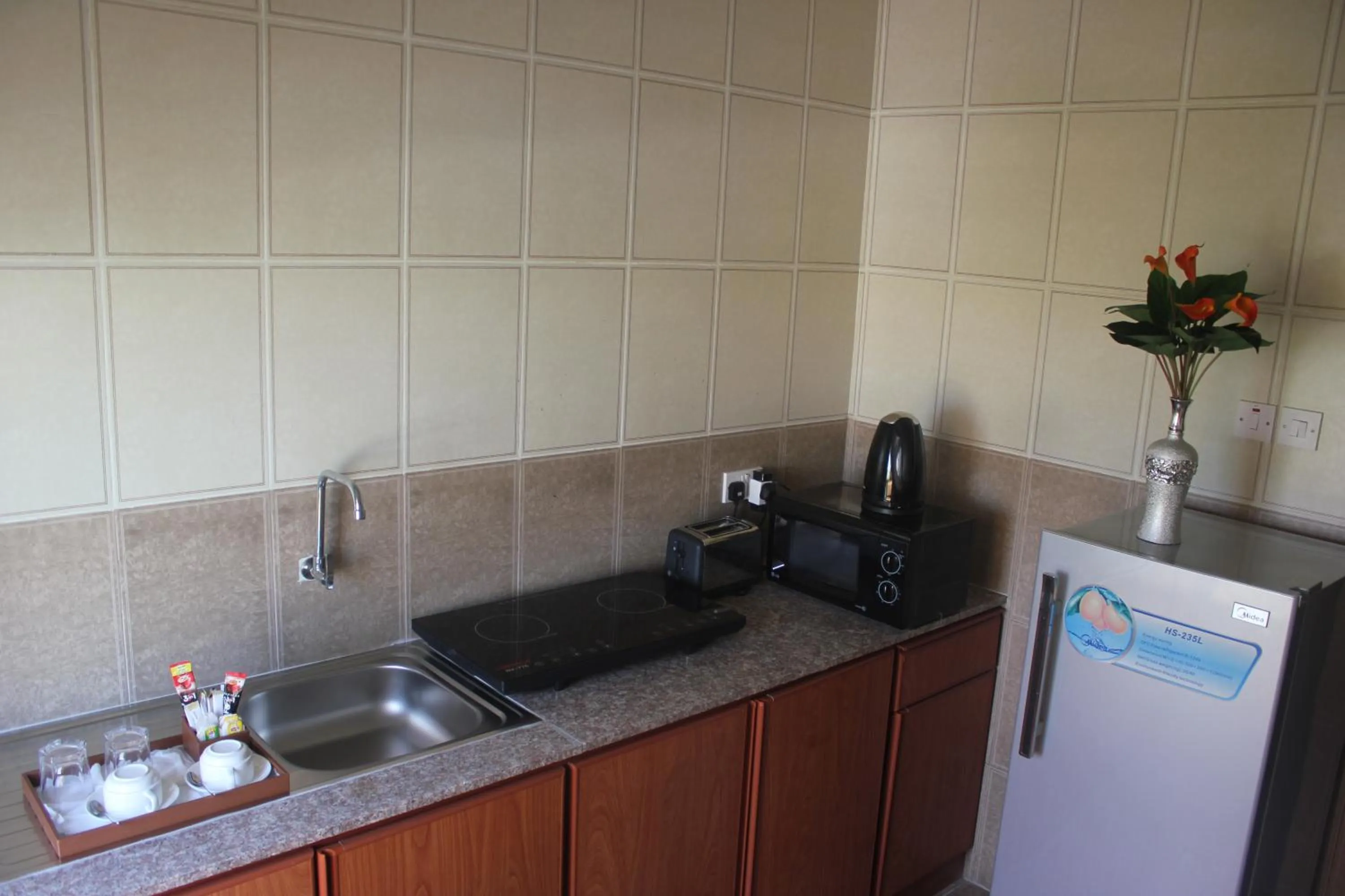 Kitchen or kitchenette in Royal Gardens Hotel