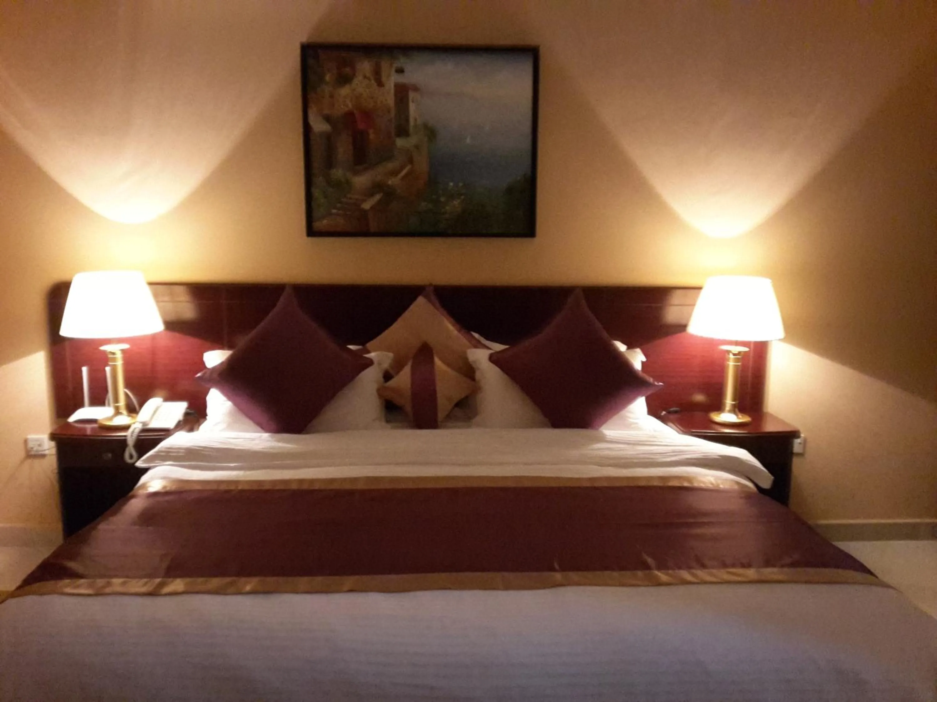 Bed in Royal Gardens Hotel