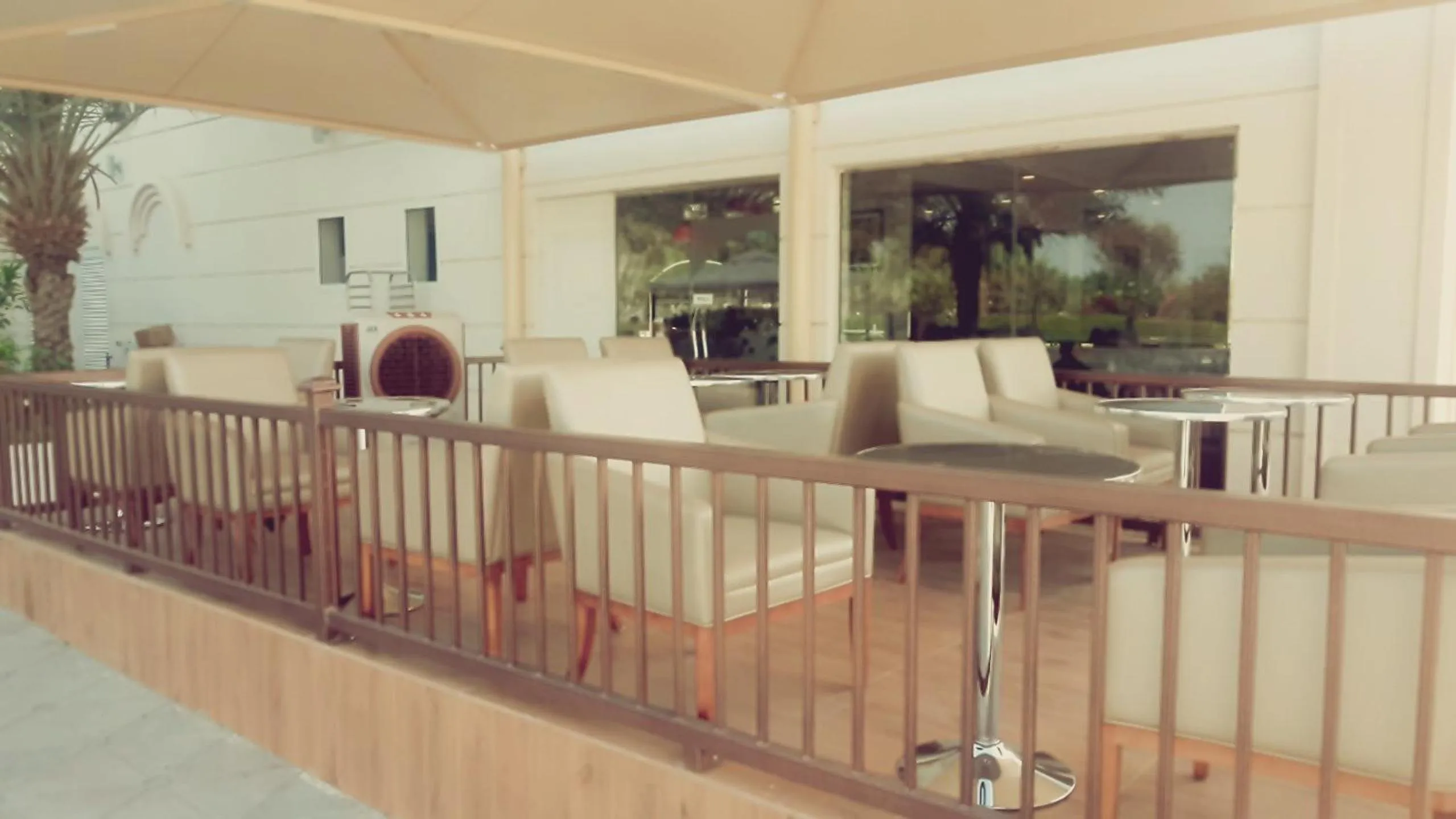 Restaurant/places to eat in Royal Gardens Hotel