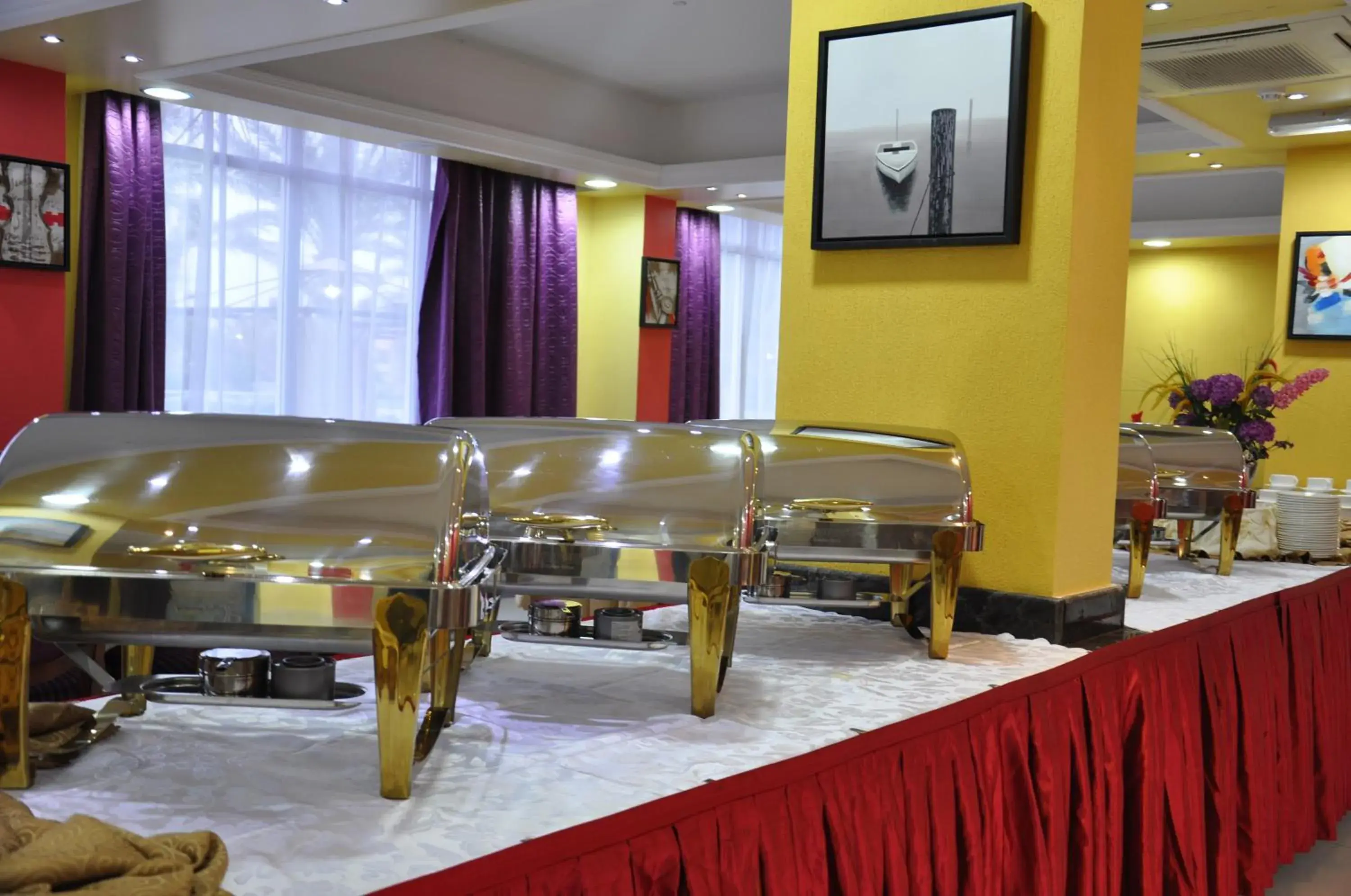 Food and drinks in Royal Gardens Hotel Food and drinks in Royal Gardens Hotel